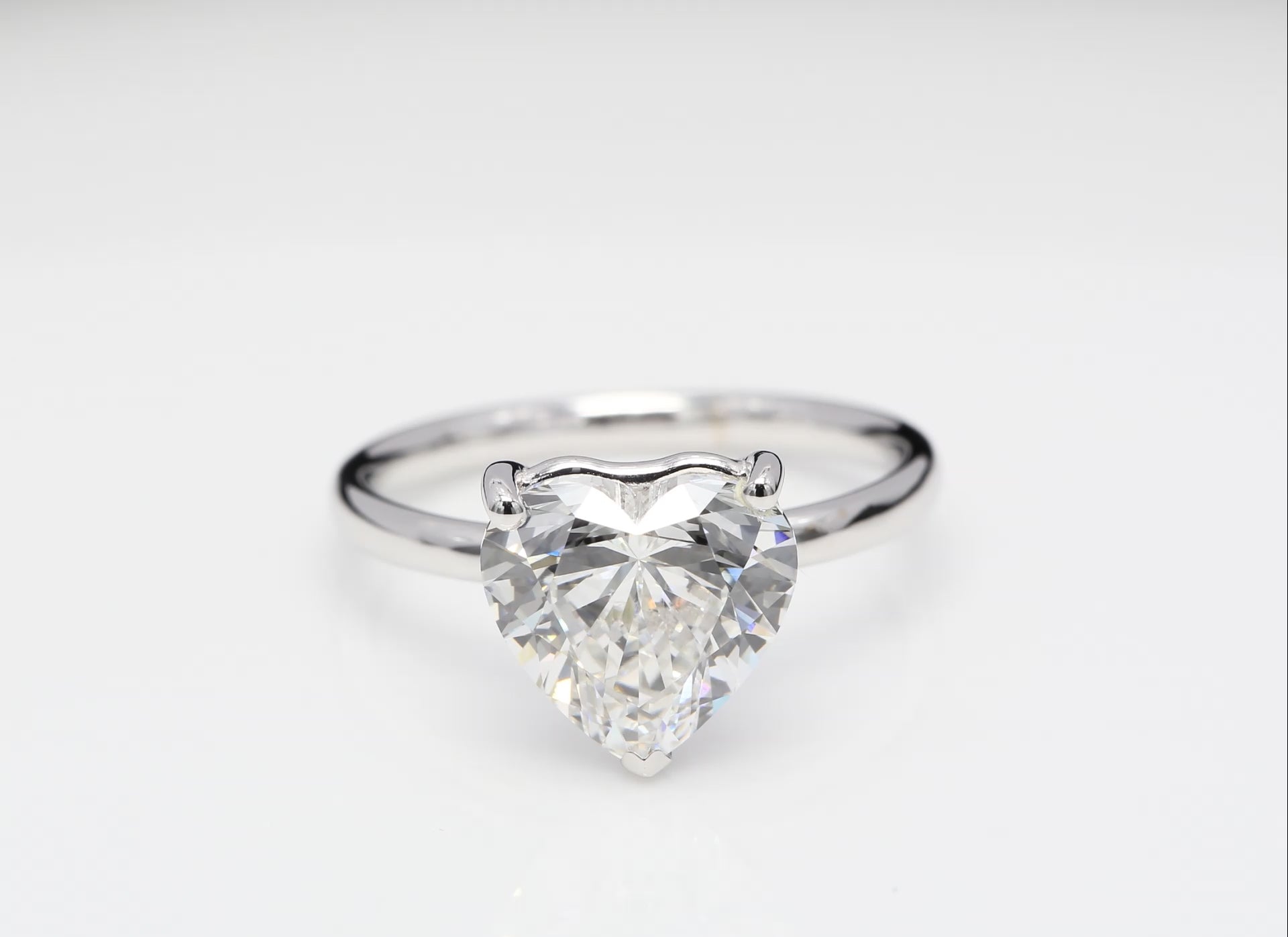 Diamantring i 18k vitguld med en 4 ct hjärtslipad labbodlad diamant i solitär infattning.