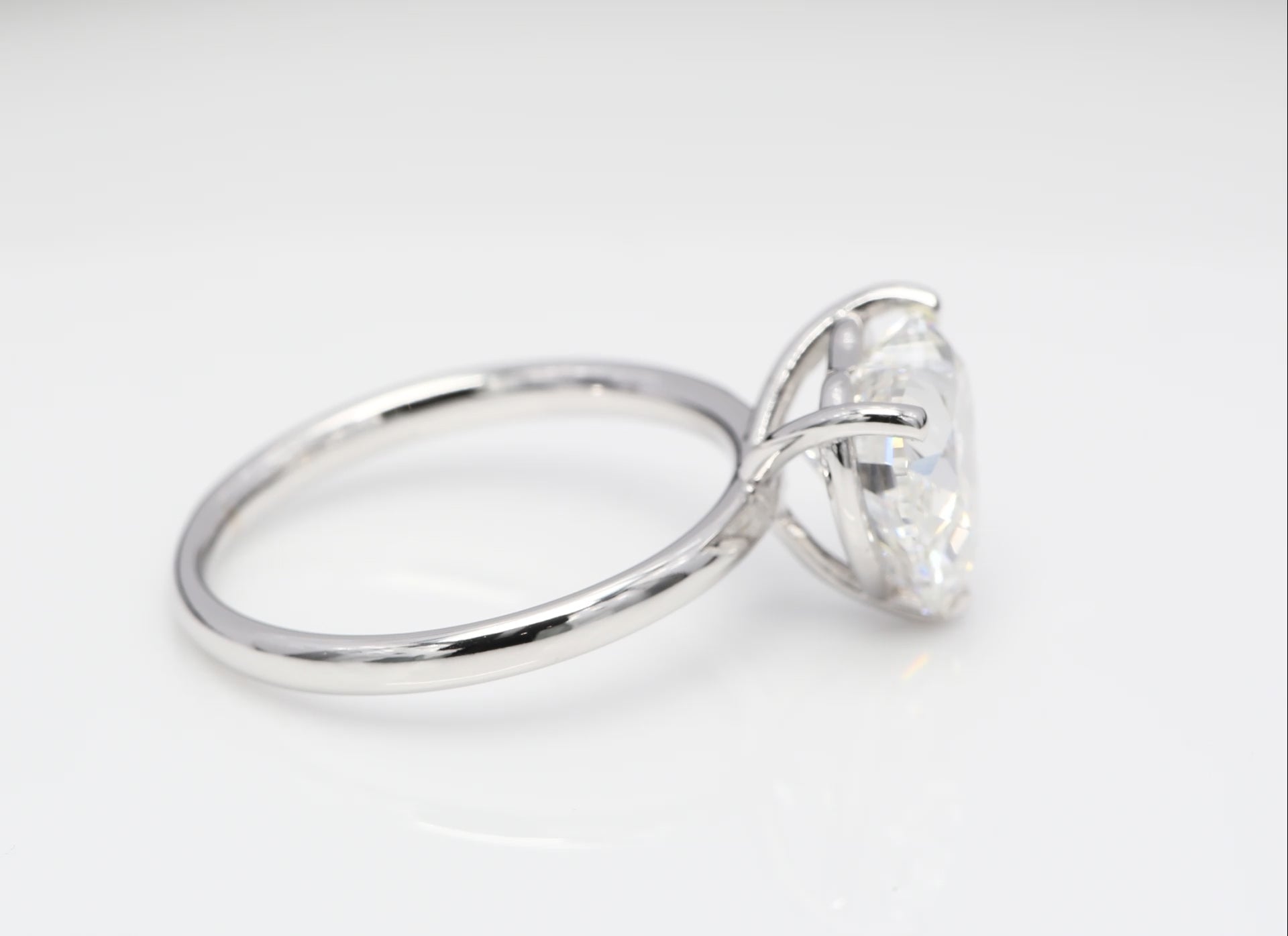 Diamantring i 18k vitguld med en 4 ct hjärtslipad labbodlad diamant i solitär infattning.