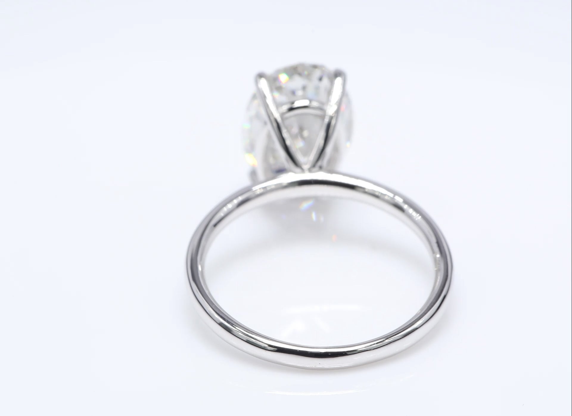 Diamantring i 18k vitguld med en 4 ct ovalslipad labbodlad diamant i solitär infattning.