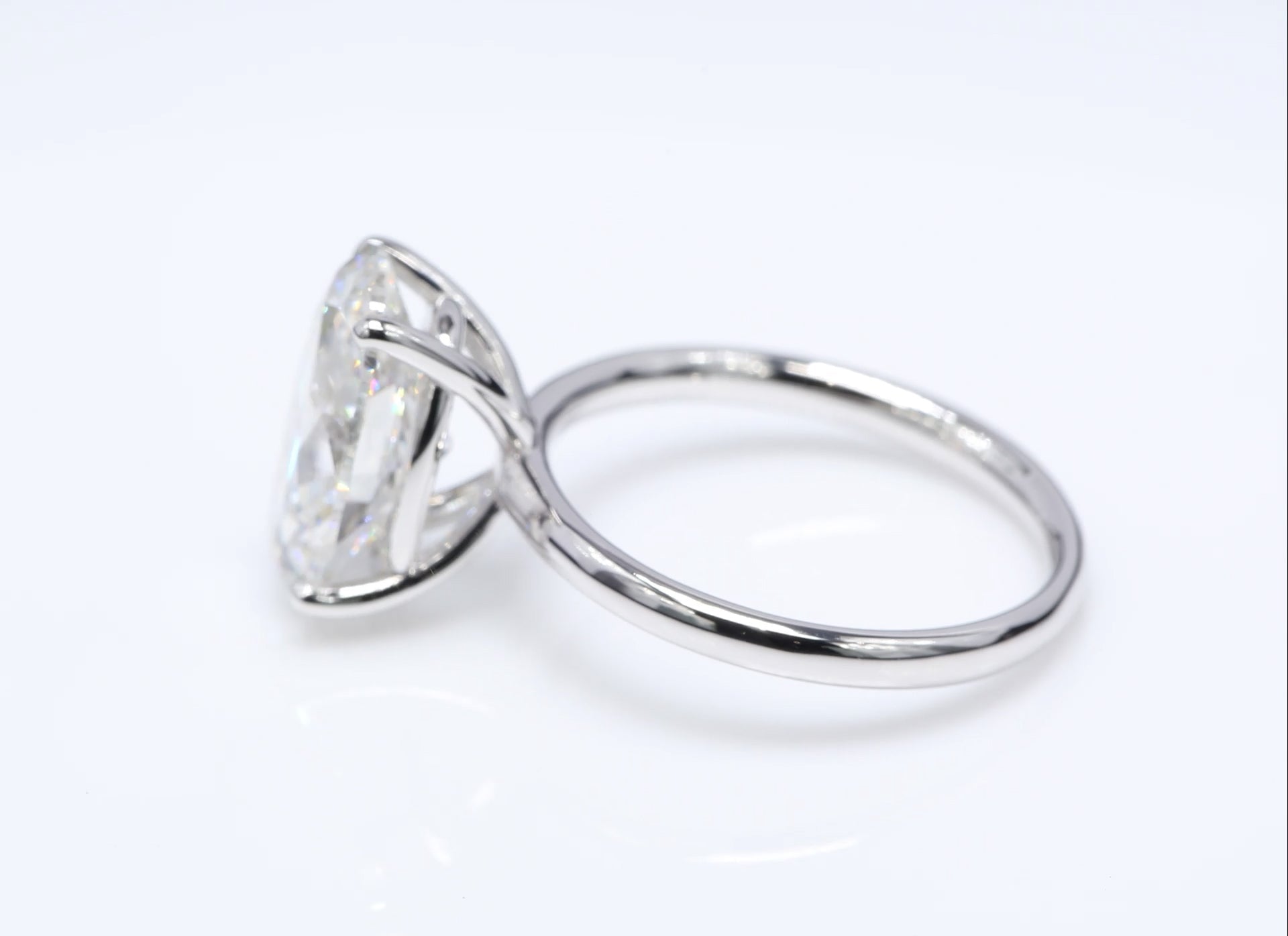 Diamantring i 18k vitguld med en 4 ct ovalslipad labbodlad diamant i solitär infattning.