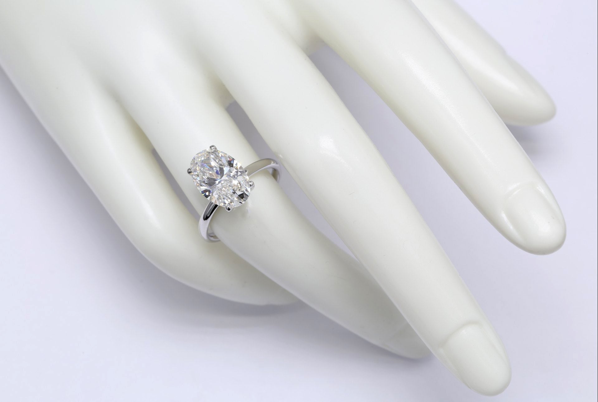 Diamantring i 18k vitguld med en 4 ct ovalslipad labbodlad diamant i solitär infattning.