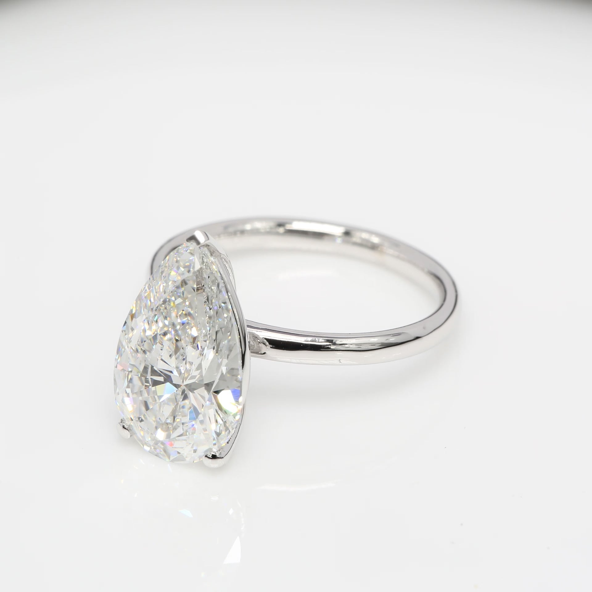 Diamantring i 18k vitguld med en 4 ct päronslipad labbodlad diamant i solitär infattning.