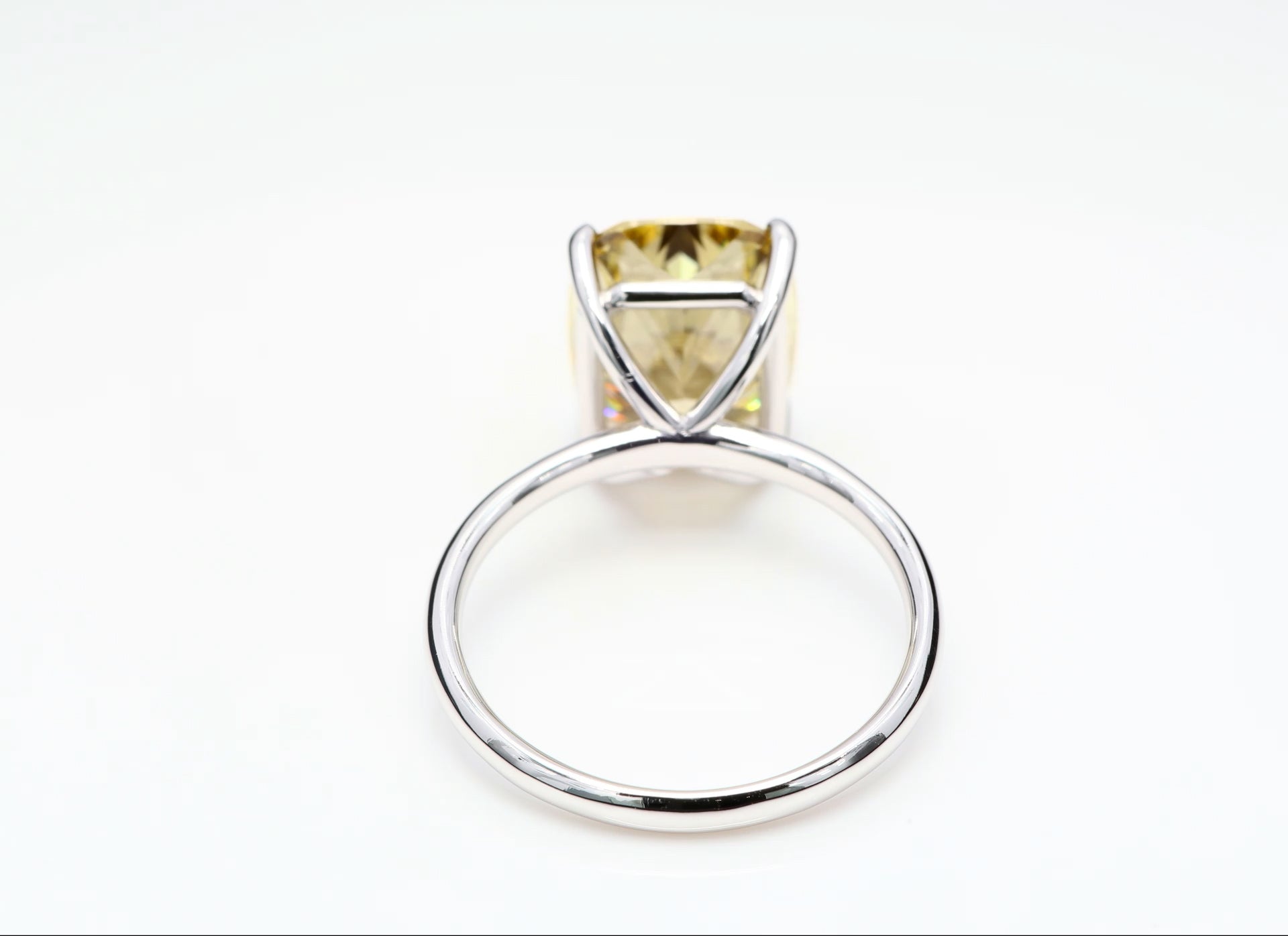 Diamantring i 18k vitguld med en 5 ct gul kuddslipad labbodlad diamant i solitär infattning.