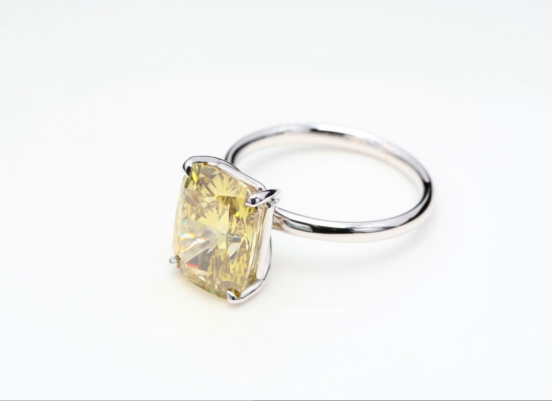 Diamantring i 18k vitguld med en 5 ct gul kuddslipad labbodlad diamant i solitär infattning.
