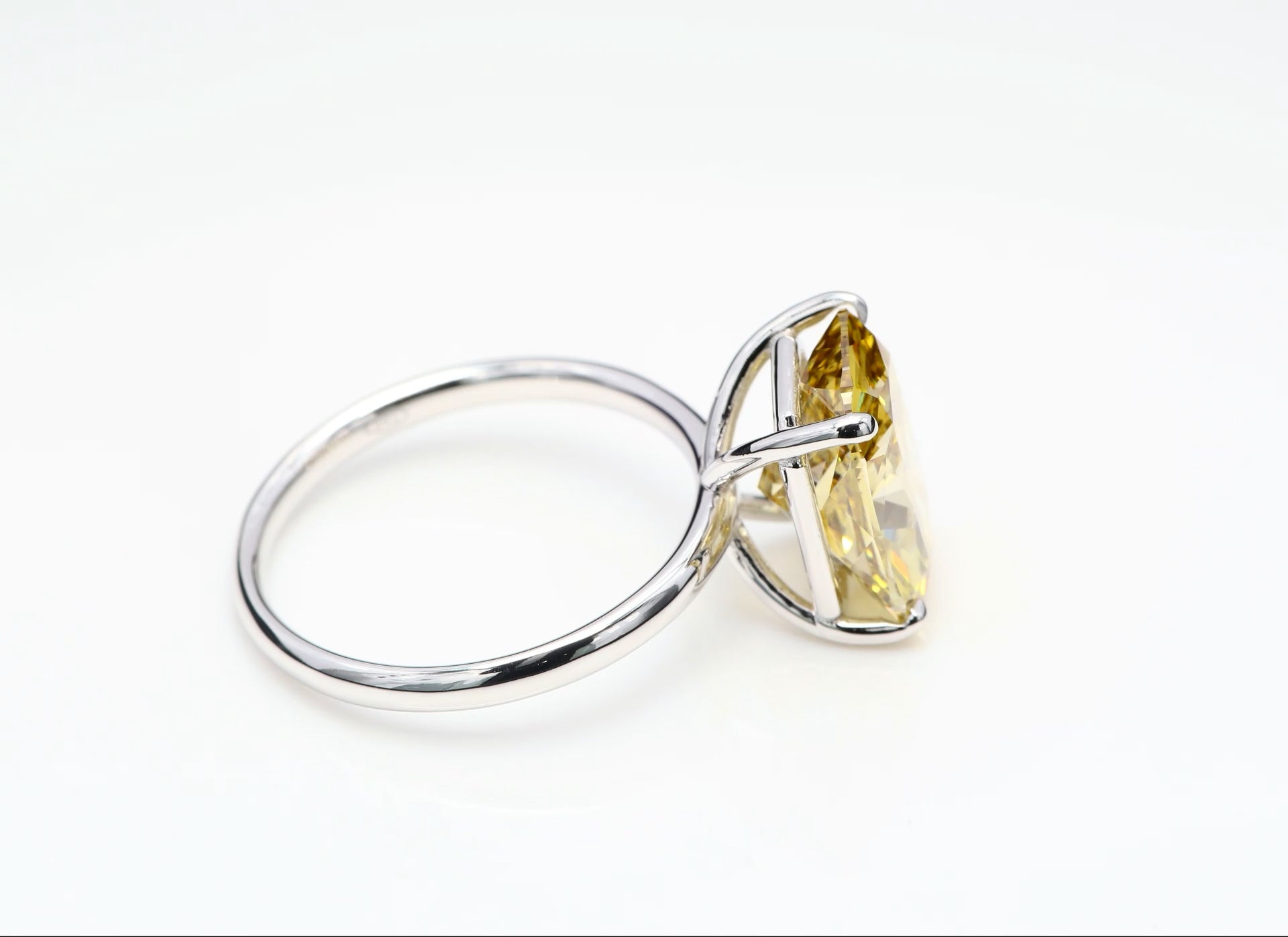 Diamantring i 18k vitguld med en 5 ct gul kuddslipad labbodlad diamant i solitär infattning.