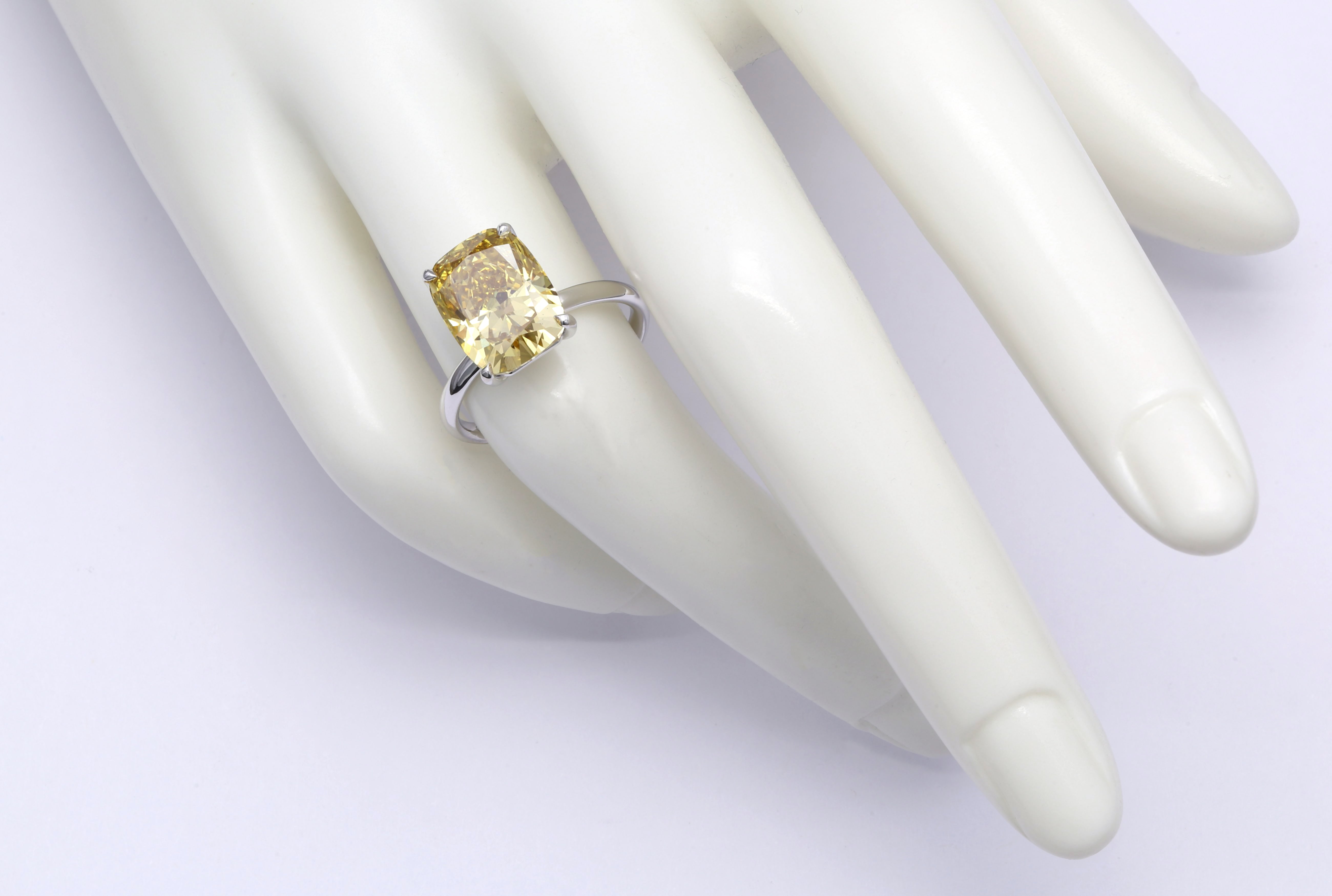 Diamantring i 18k vitguld med en 5 ct gul kuddslipad labbodlad diamant i solitär infattning.