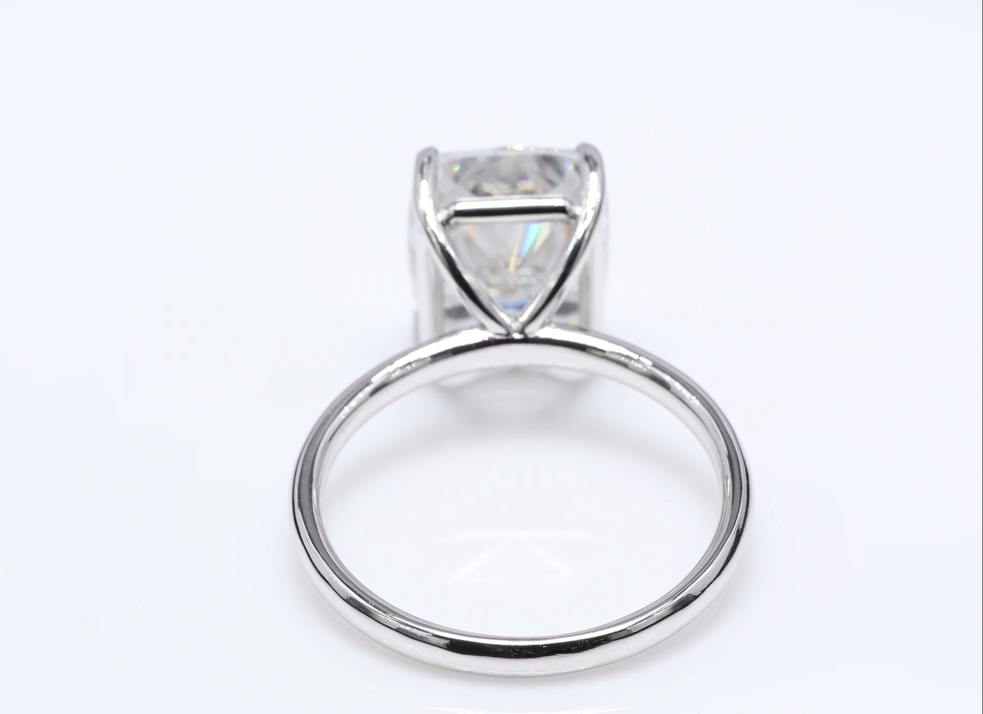 Diamantring i 18k vitguld med en 5 ct kuddslipad labbodlad diamant i solitär infattning.