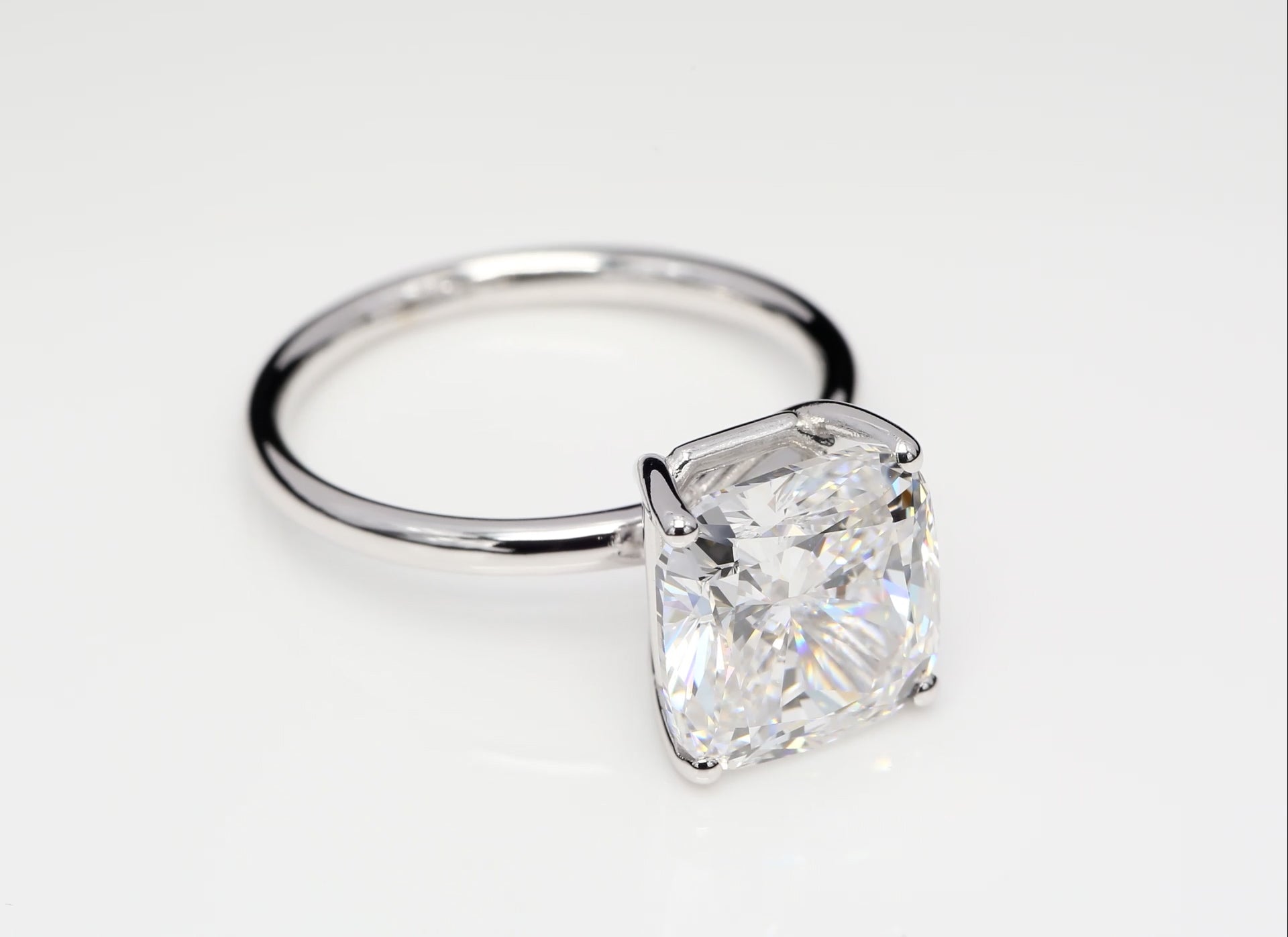 Diamantring i 18k vitguld med en 5 ct kuddslipad labbodlad diamant i solitär infattning.