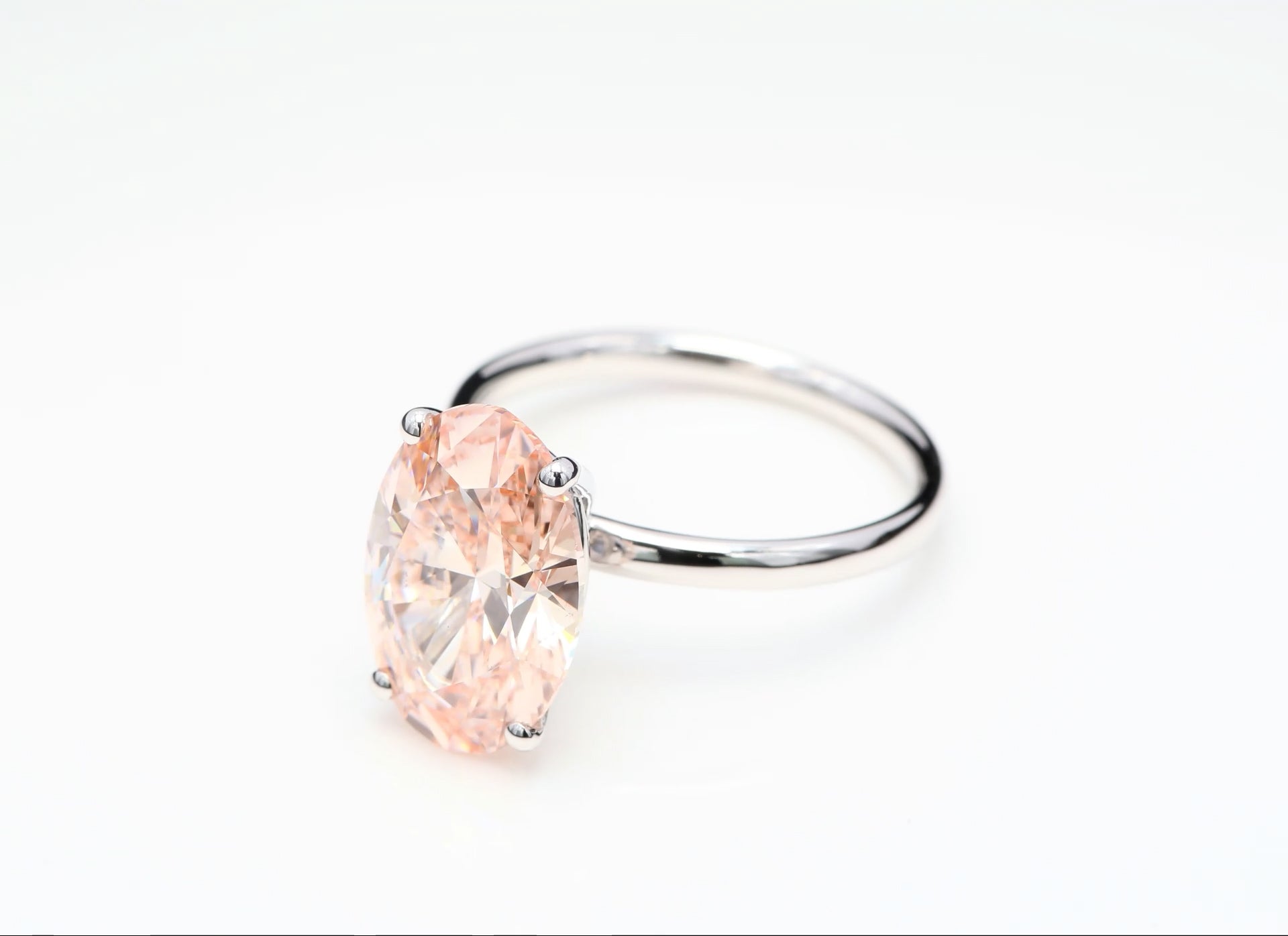 Diamantring i 18k vitguld med en 5 ct rosa ovalslipad labbodlad diamant i solitär infattning.