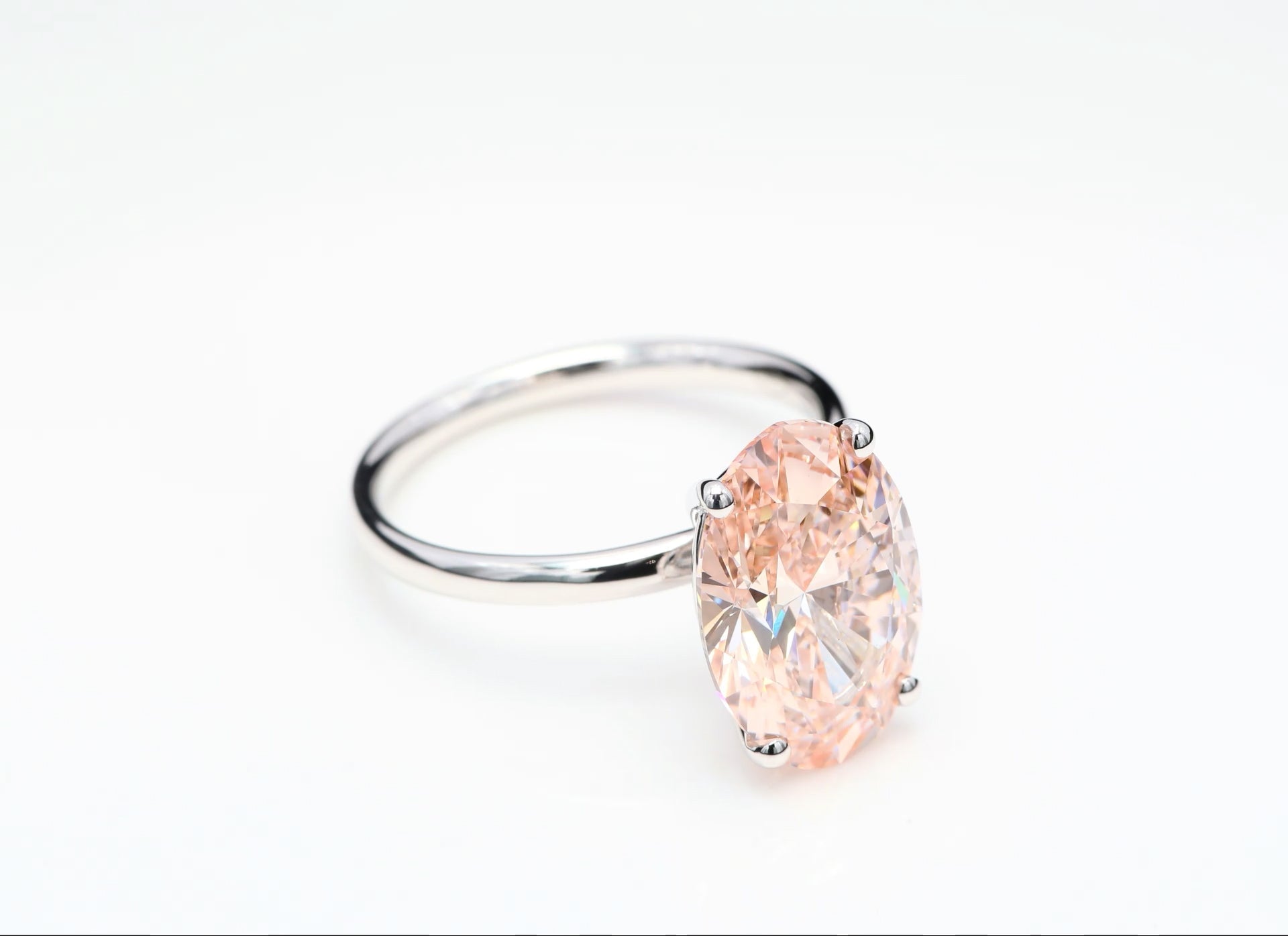 Diamantring i 18k vitguld med en 5 ct rosa ovalslipad labbodlad diamant i solitär infattning.
