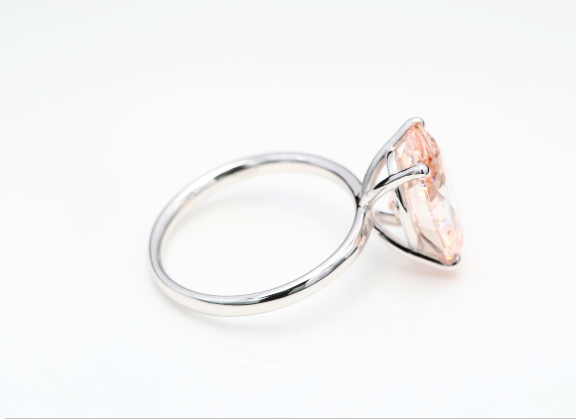 Diamantring i 18k vitguld med en 5 ct rosa ovalslipad labbodlad diamant i solitär infattning.