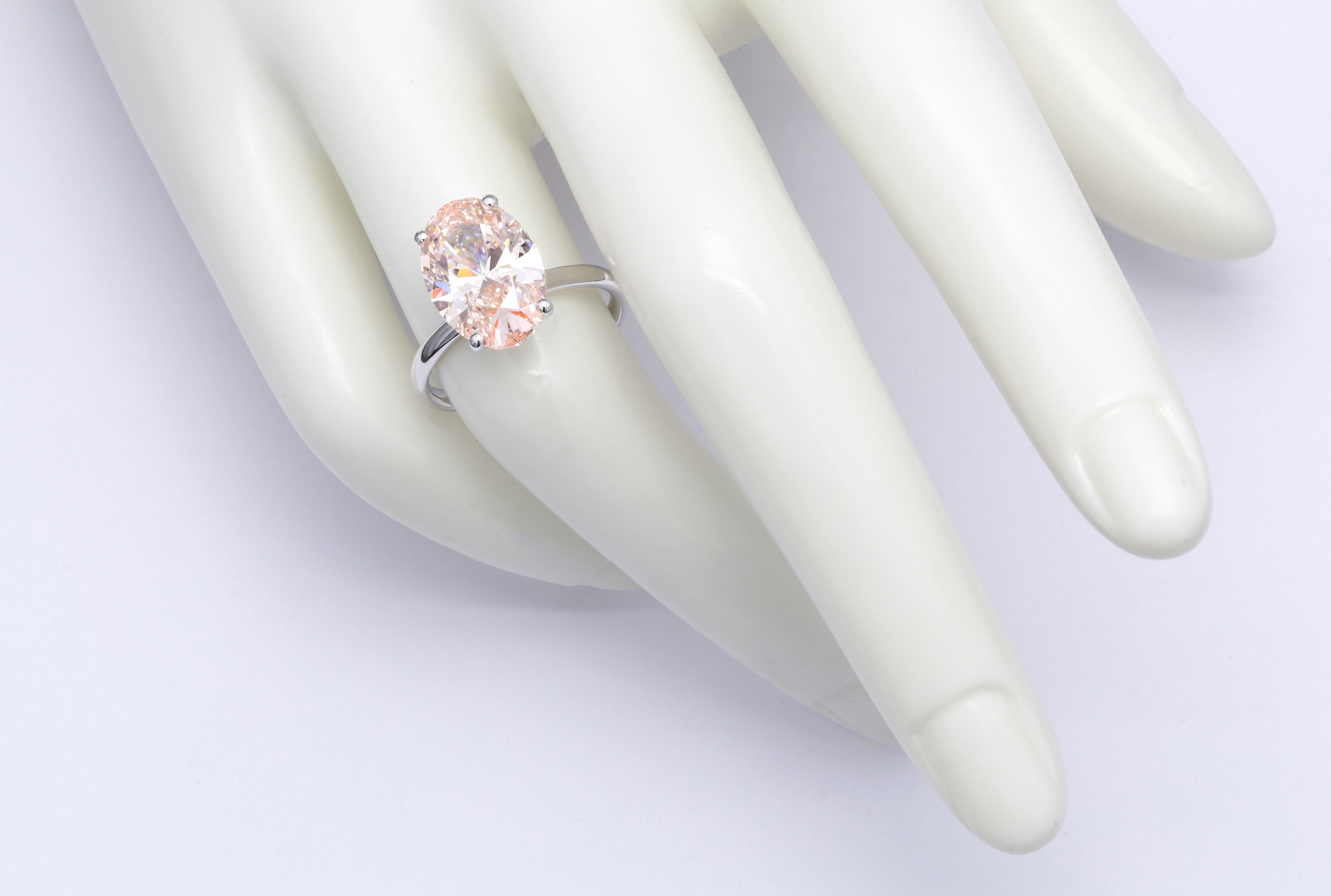 Diamantring i 18k vitguld med en 5 ct rosa ovalslipad labbodlad diamant i solitär infattning.