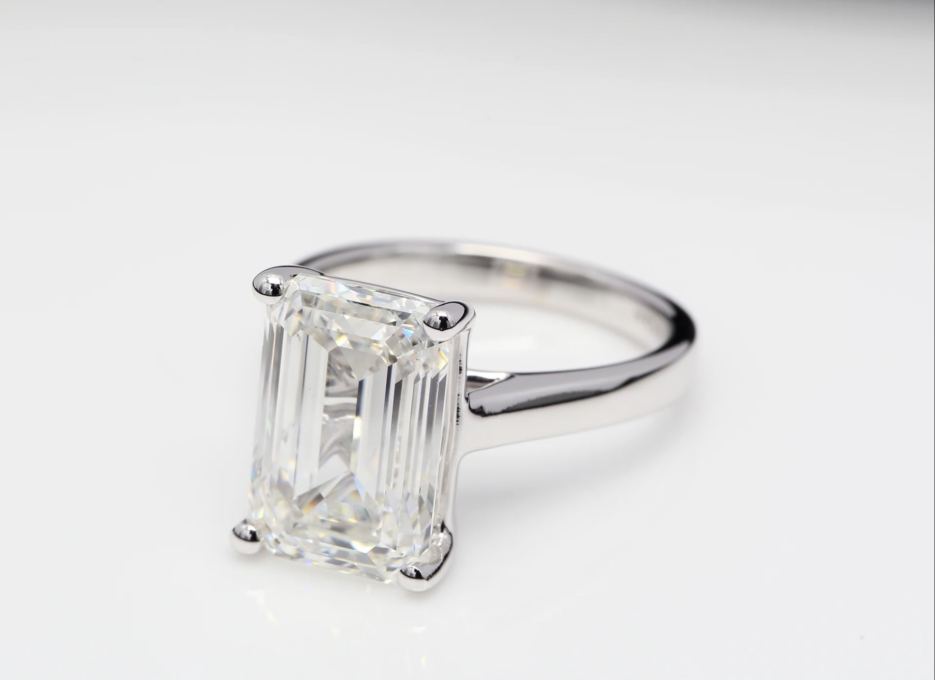 Diamantring i 18k vitguld med en 7 ct smaragdslipad labbodlad diamant i solitär infattning.