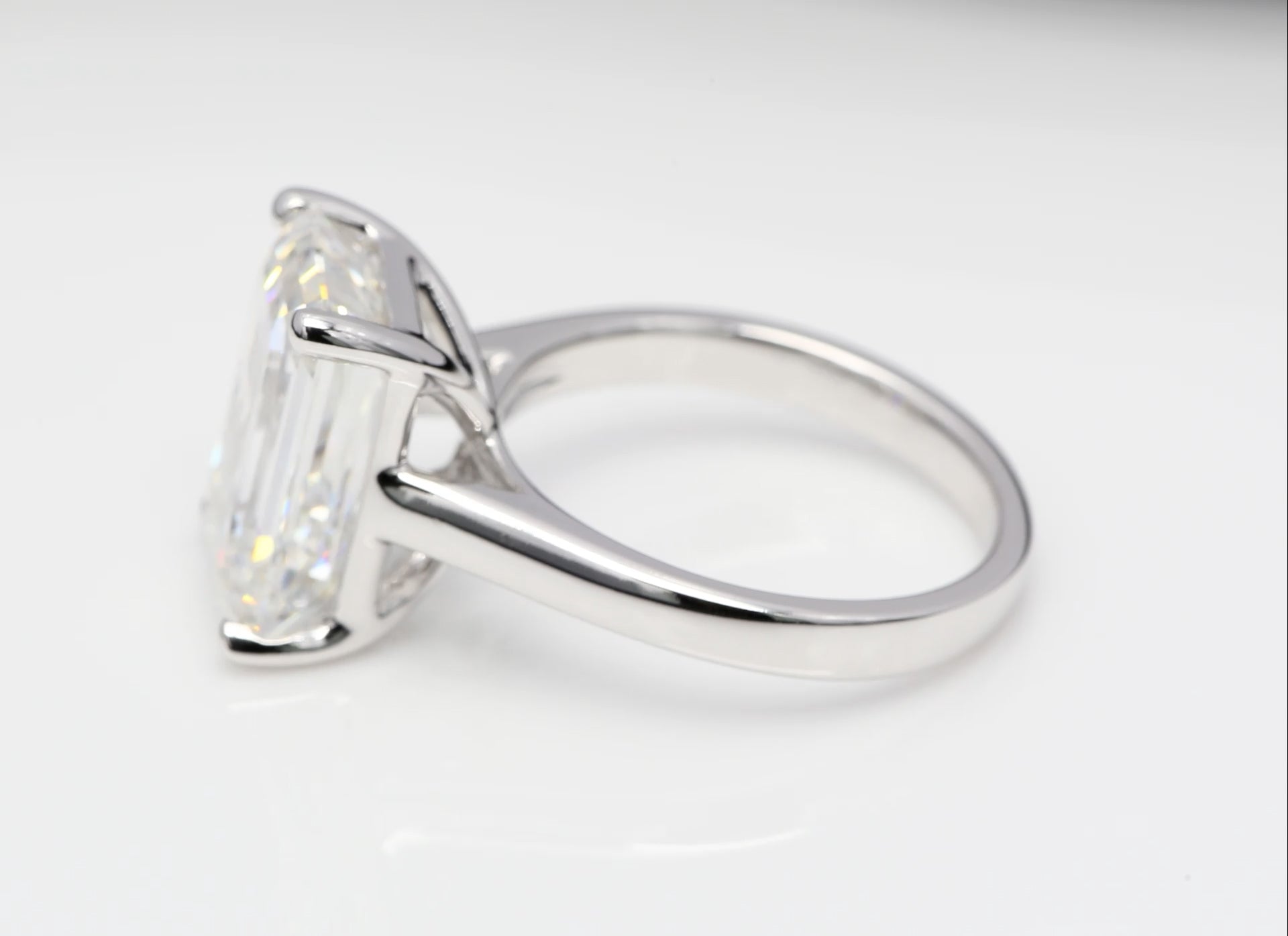 Diamantring i 18k vitguld med en 7 ct smaragdslipad labbodlad diamant i solitär infattning.