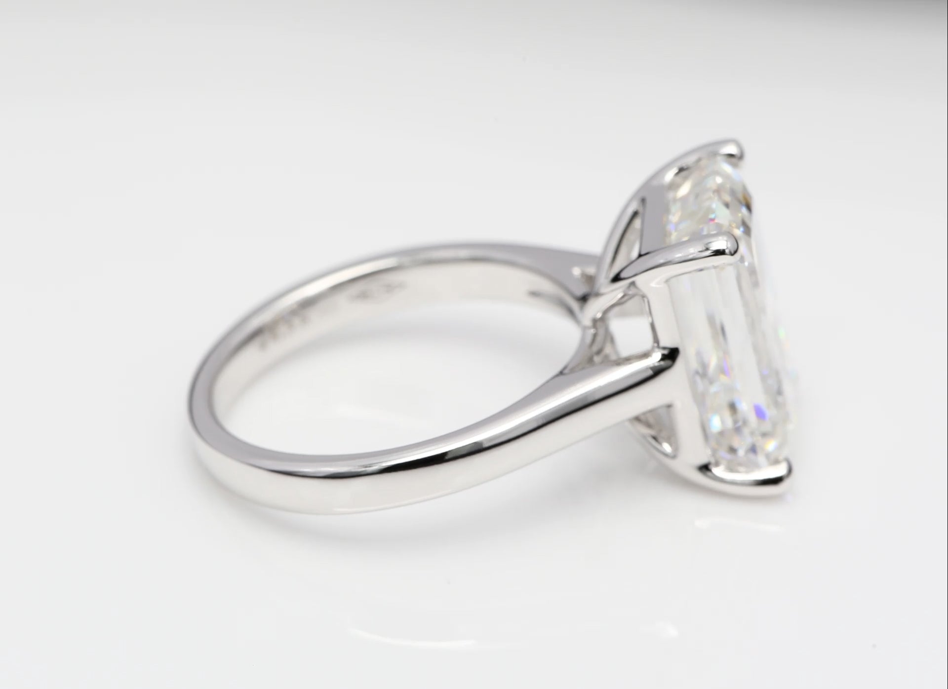 Diamantring i 18k vitguld med en 7 ct smaragdslipad labbodlad diamant i solitär infattning.