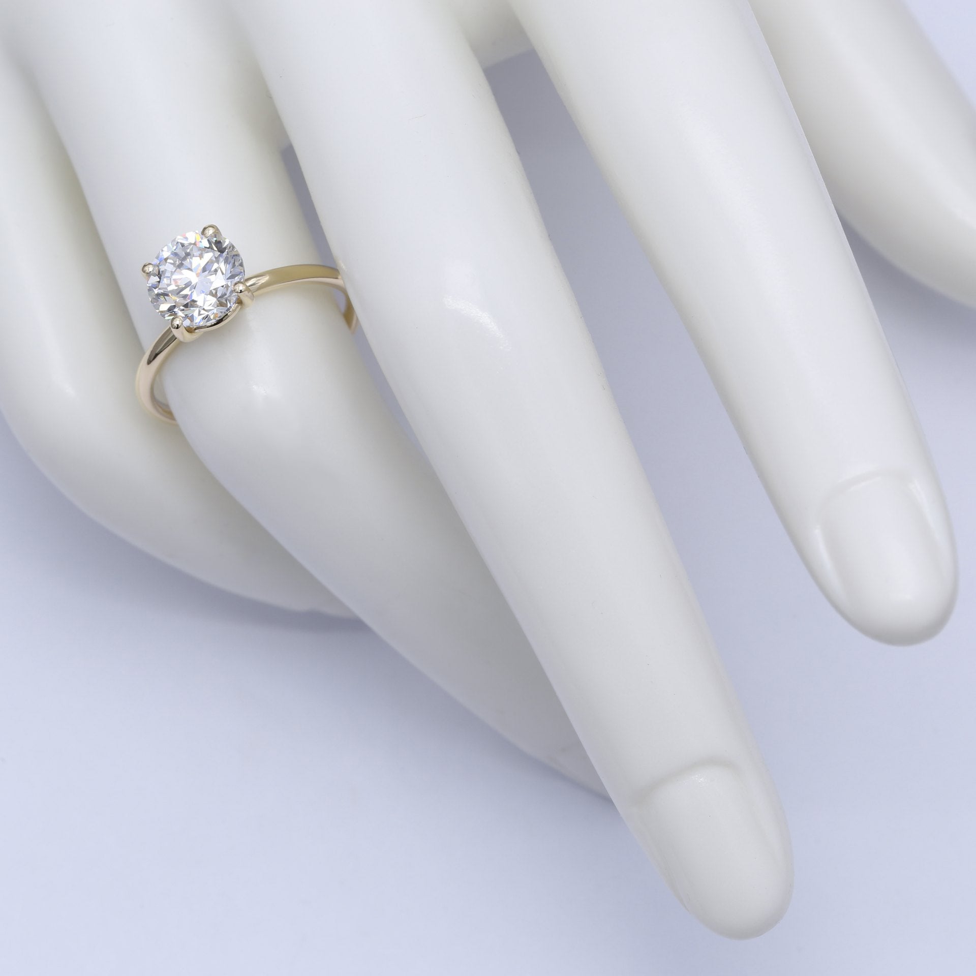 Diamantring i 18k gult guld med en 2 ct briljantslipad labbodlad diamant i solitär infattning.