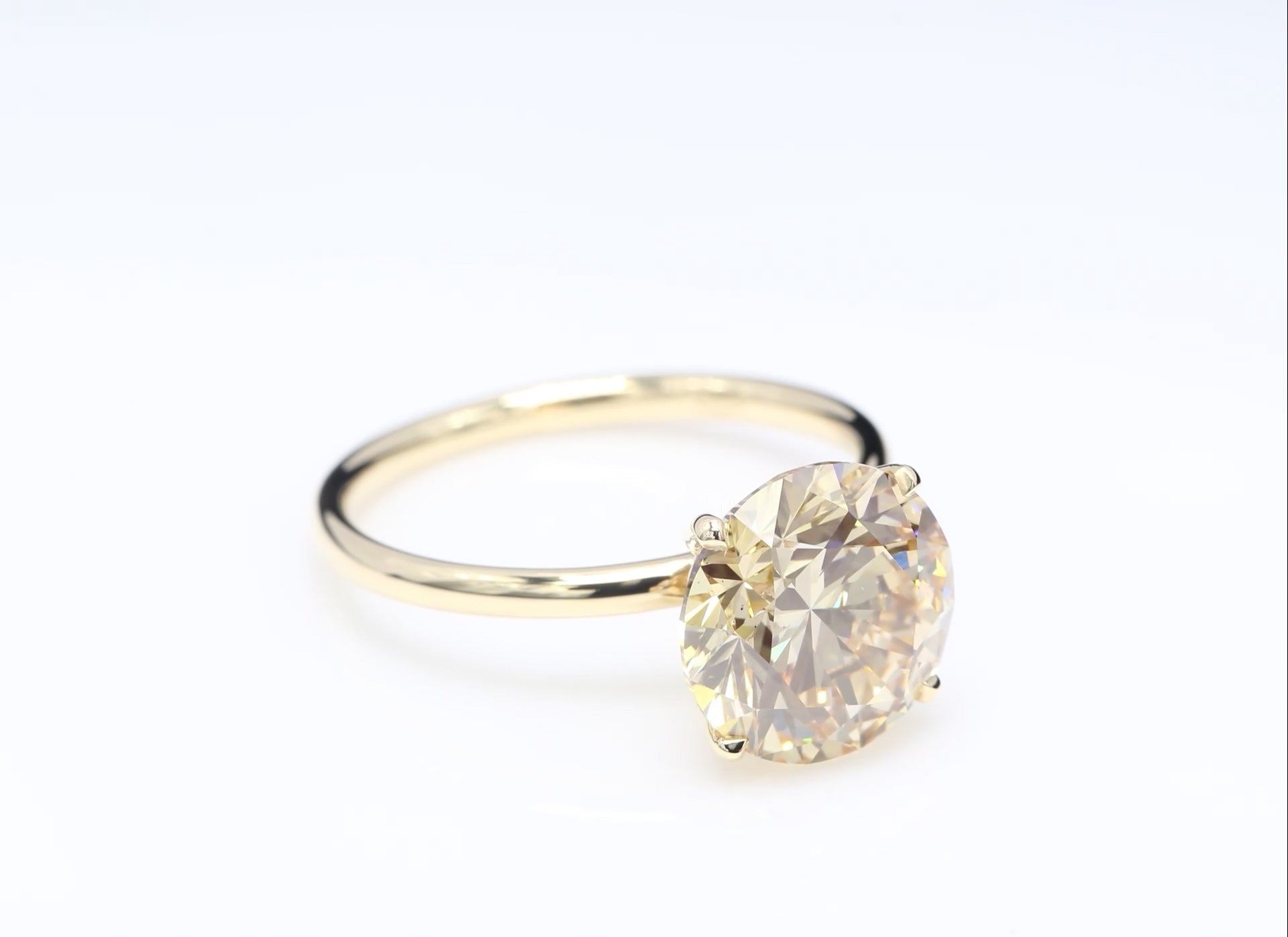 Diamantring i 18k gult guld med en 5 ct gul briljantslipad labbodlad diamant i solitär infattning.