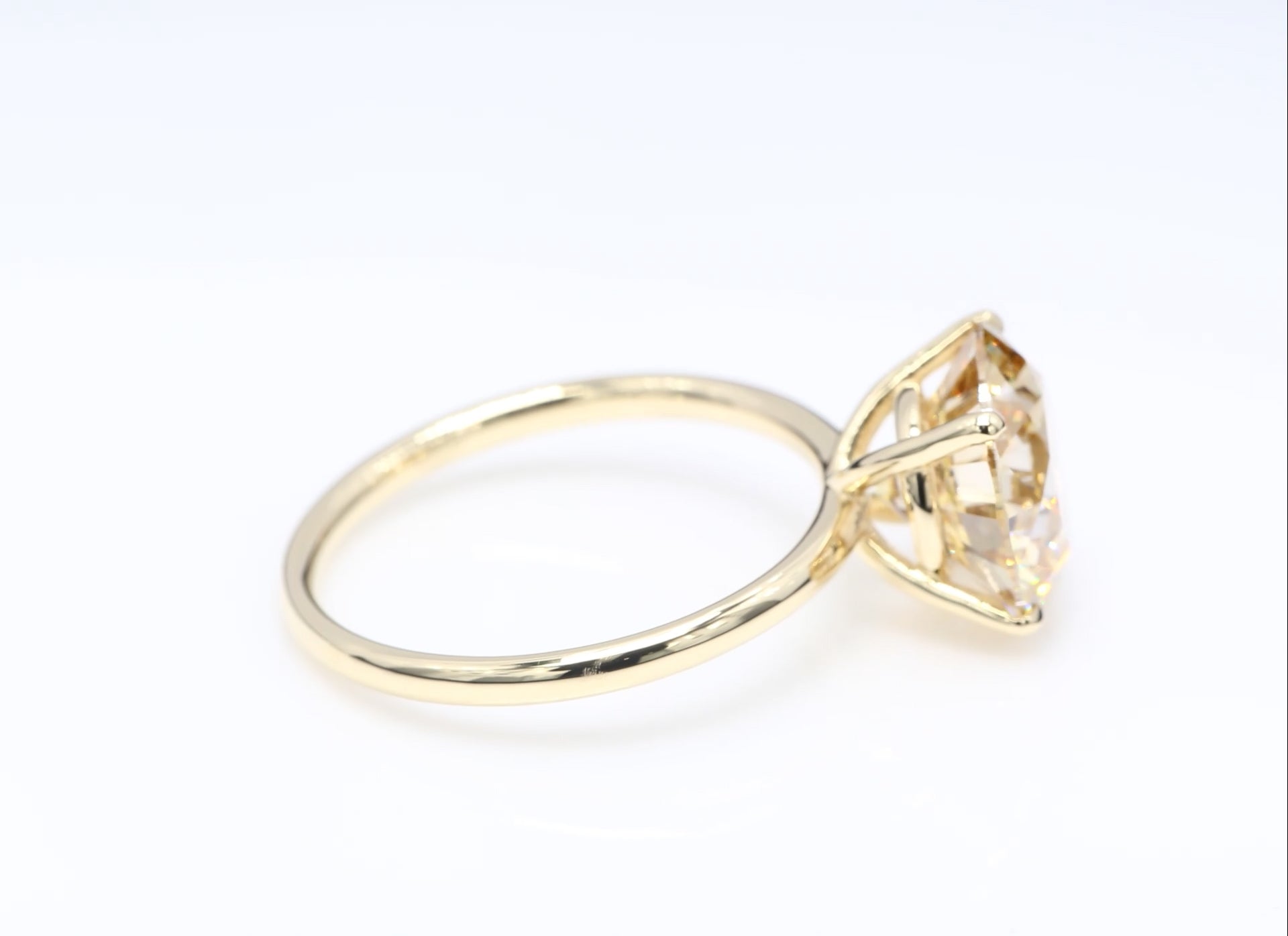 Diamantring i 18k gult guld med en 5 ct gul briljantslipad labbodlad diamant i solitär infattning.