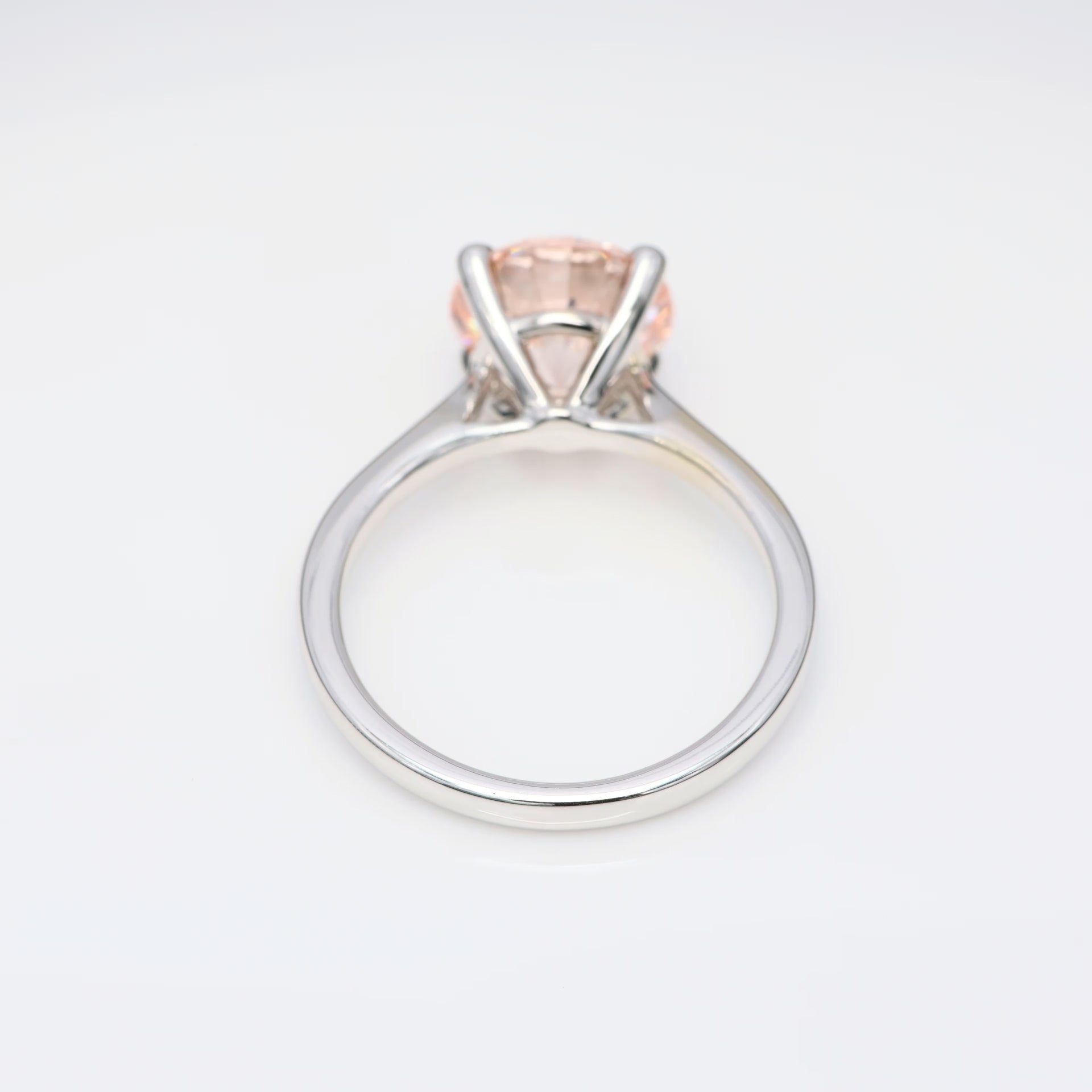 Diamantring i 18k vitguld med en 2 ct rosa briljantslipad labbodlad diamant i solitär infattning.
