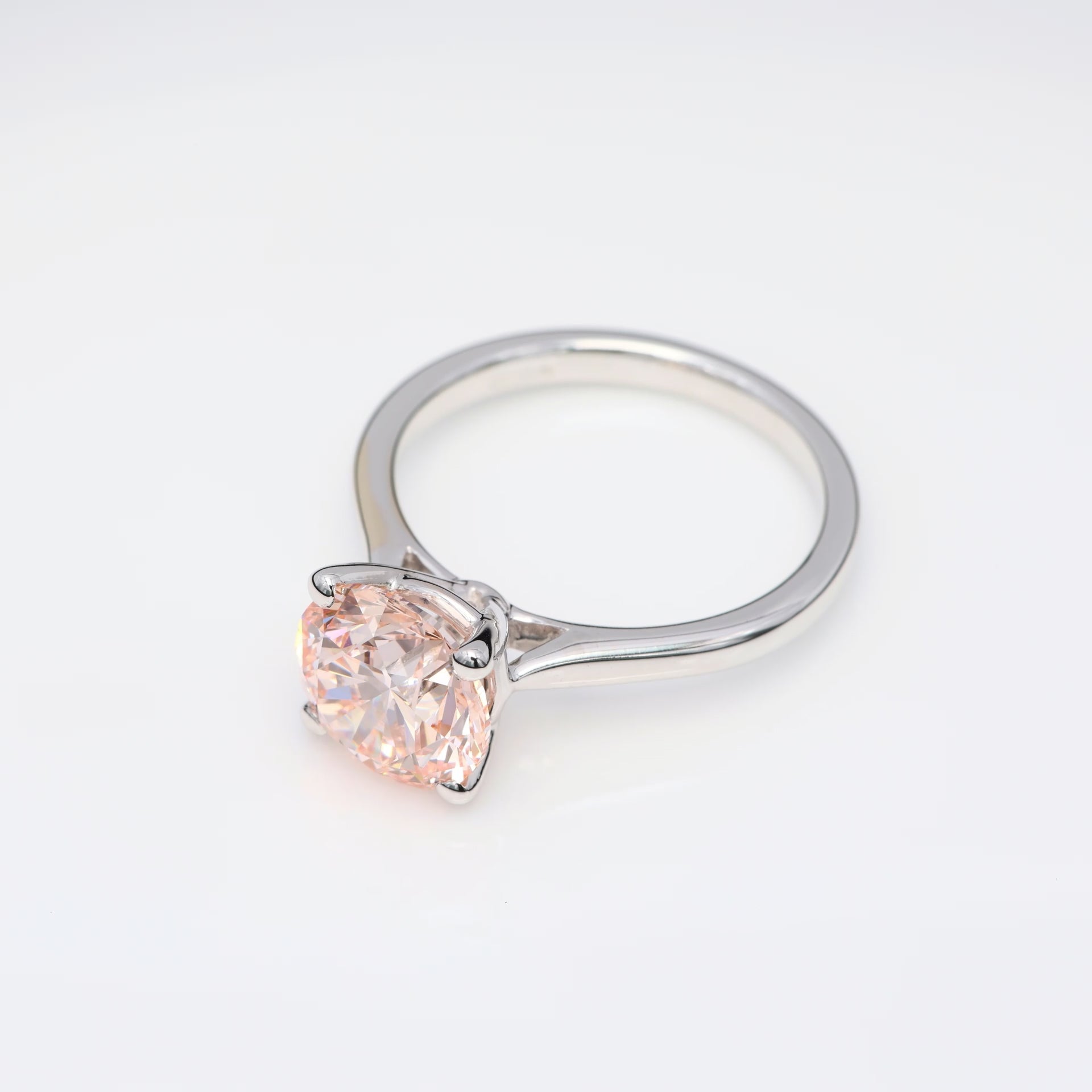 Diamantring i 18k vitguld med en 2 ct rosa briljantslipad labbodlad diamant i solitär infattning.