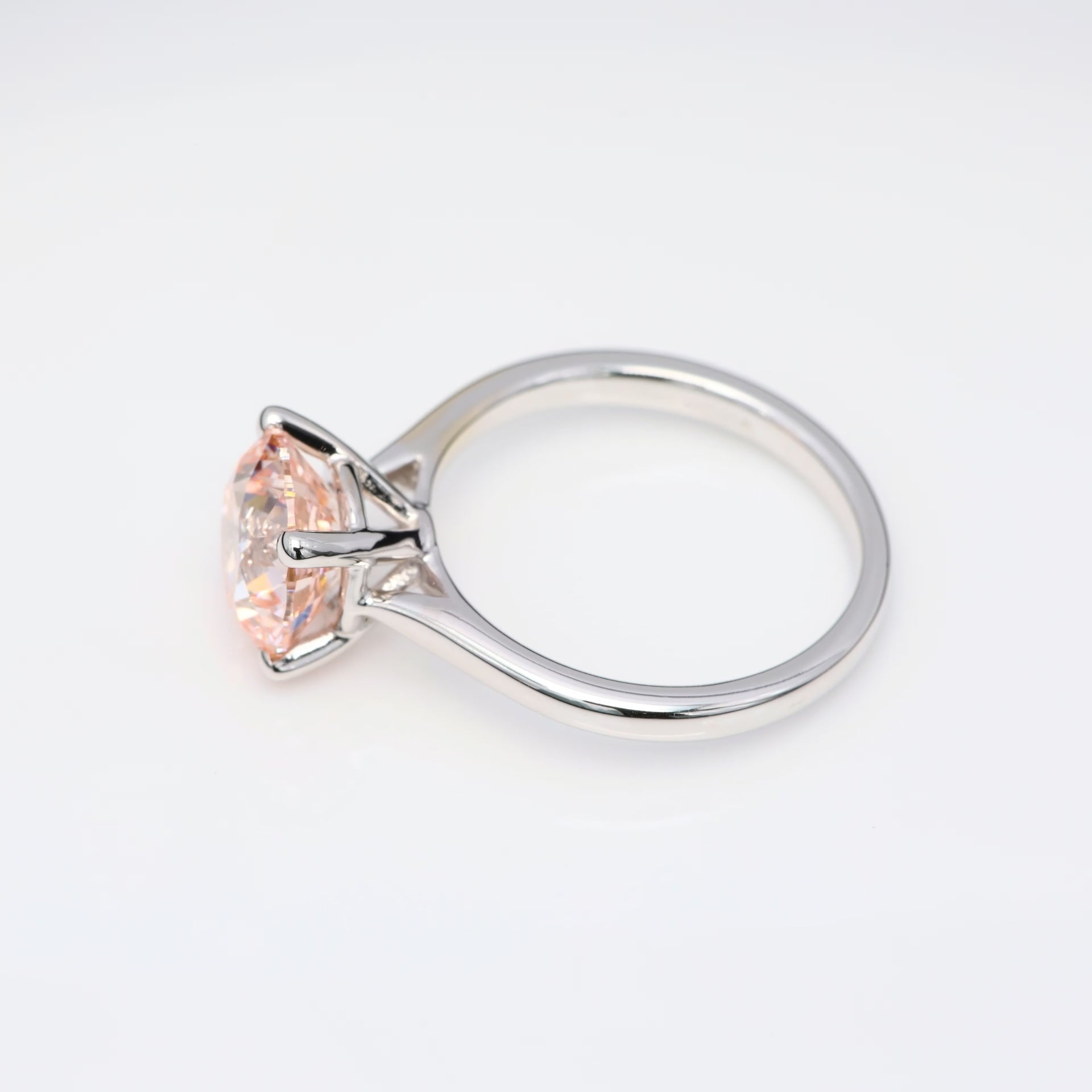 Diamantring i 18k vitguld med en 2 ct rosa briljantslipad labbodlad diamant i solitär infattning.