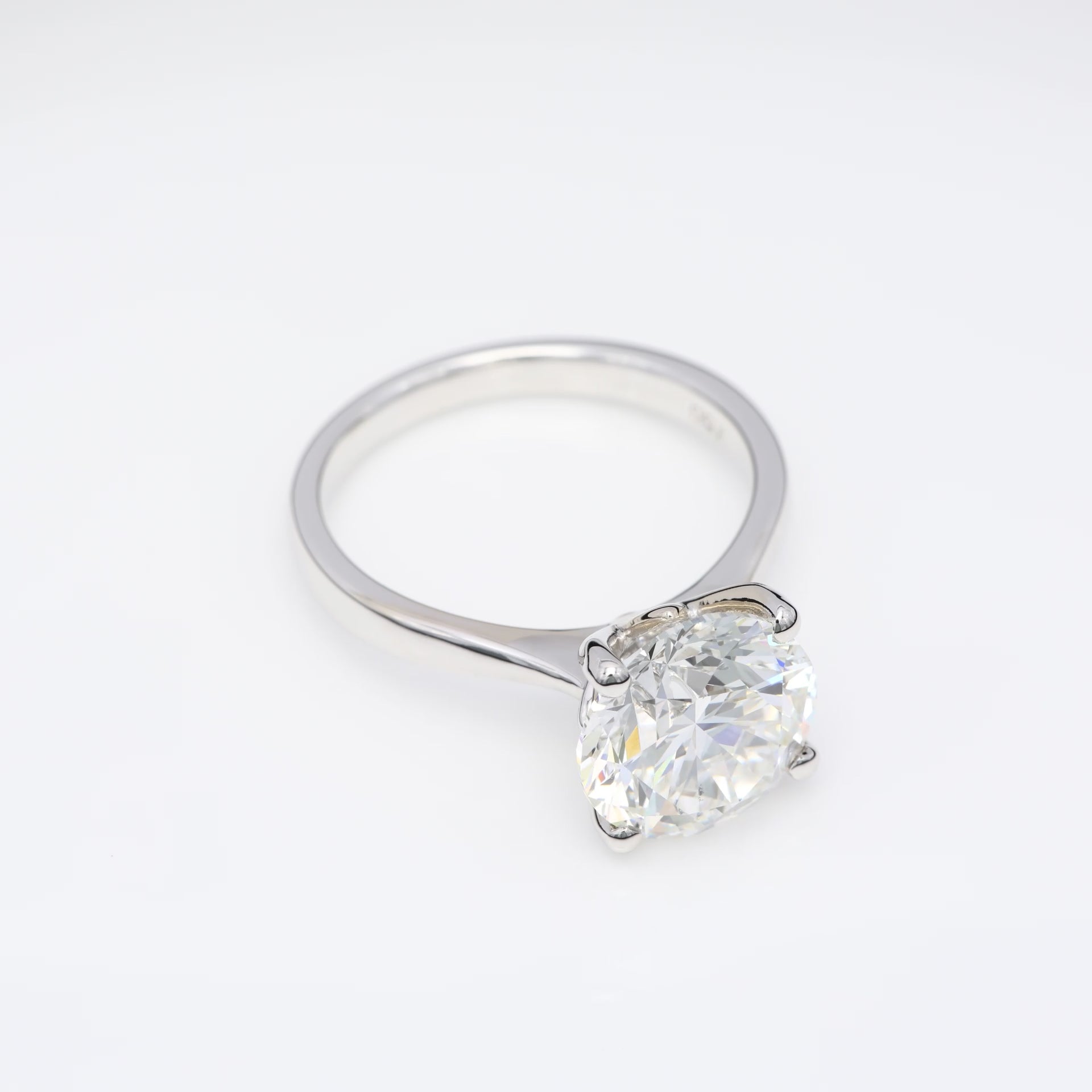 Diamantring i 18k vitguld med en 4 ct briljantslipad labbodlad diamant i solitär infattning.