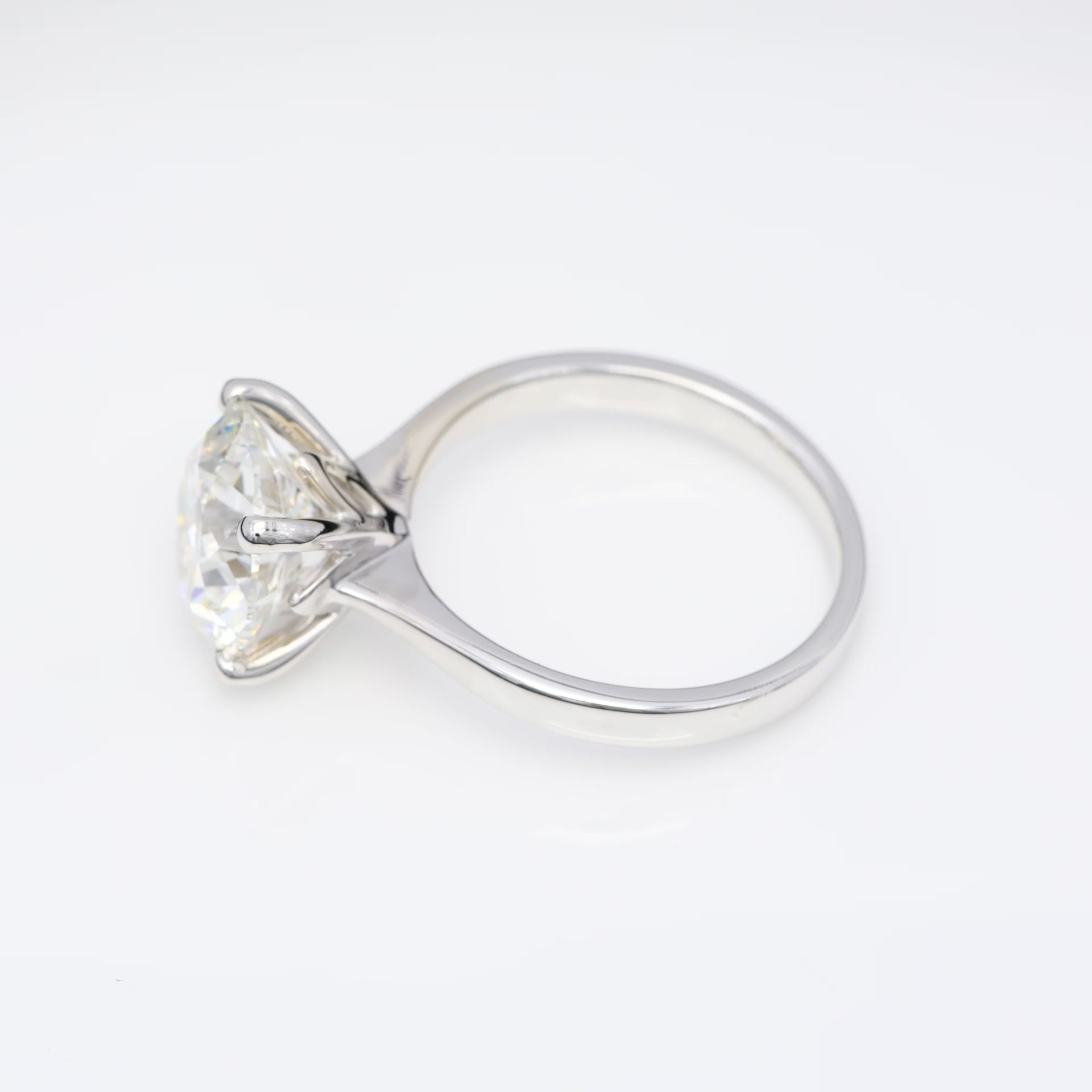 Diamantring i 18k vitguld med en 4 ct briljantslipad labbodlad diamant i solitär infattning.