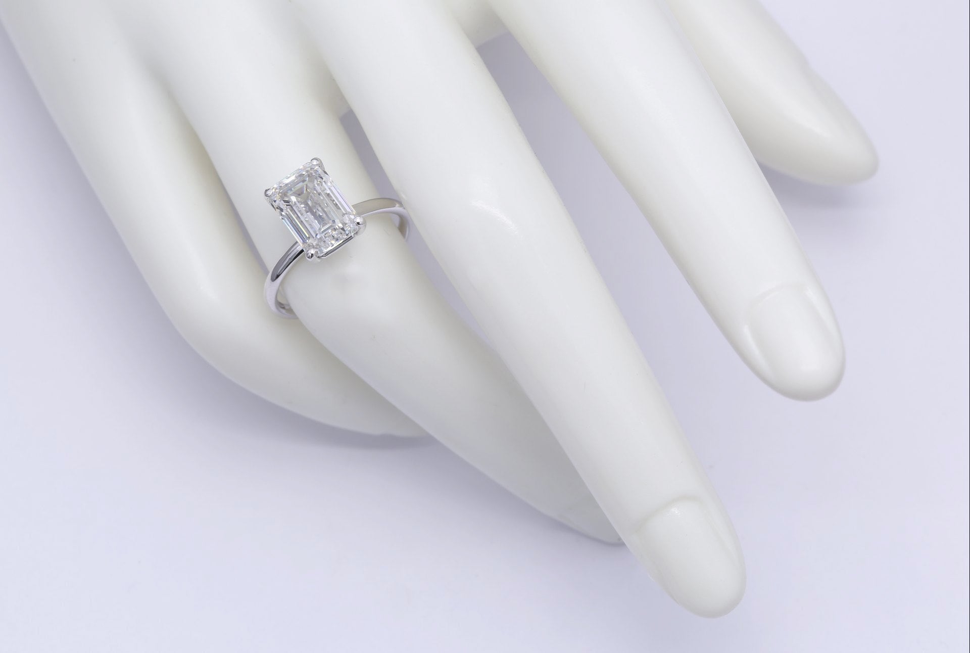 Diamantring i 18k vitguld med en 4 ct smaragdslipad labbodlad diamant i solitär infattning.