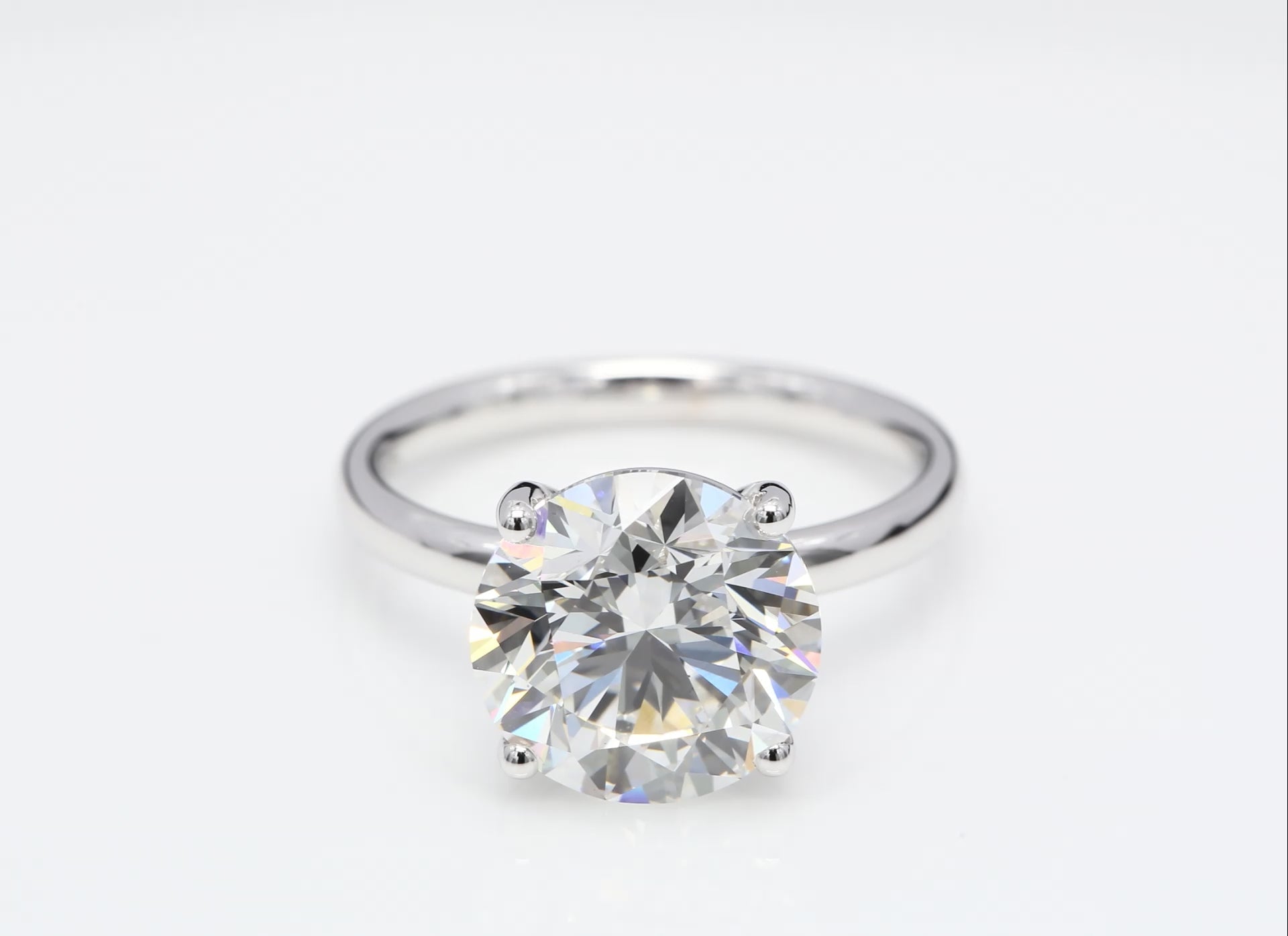 Diamantring i 18k vitguld med en 5 ct briljantslipad labbodlad diamant i solitär infattning.