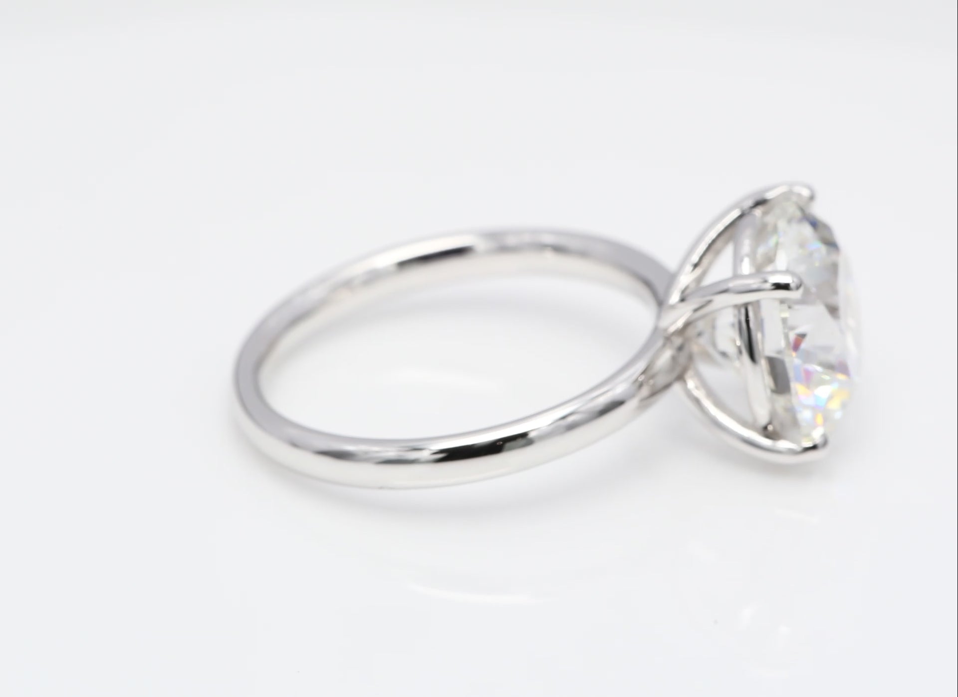 Diamantring i 18k vitguld med en 5 ct briljantslipad labbodlad diamant i solitär infattning.