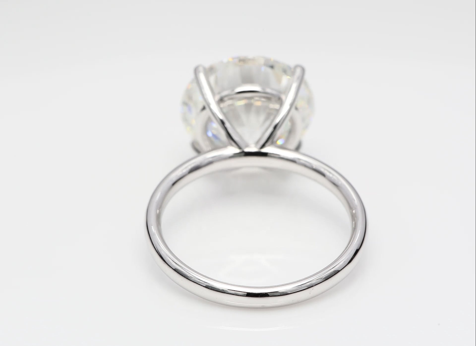 Diamantring i 18k vitguld med en 7 ct briljantslipad labbodlad diamant i solitär infattning.