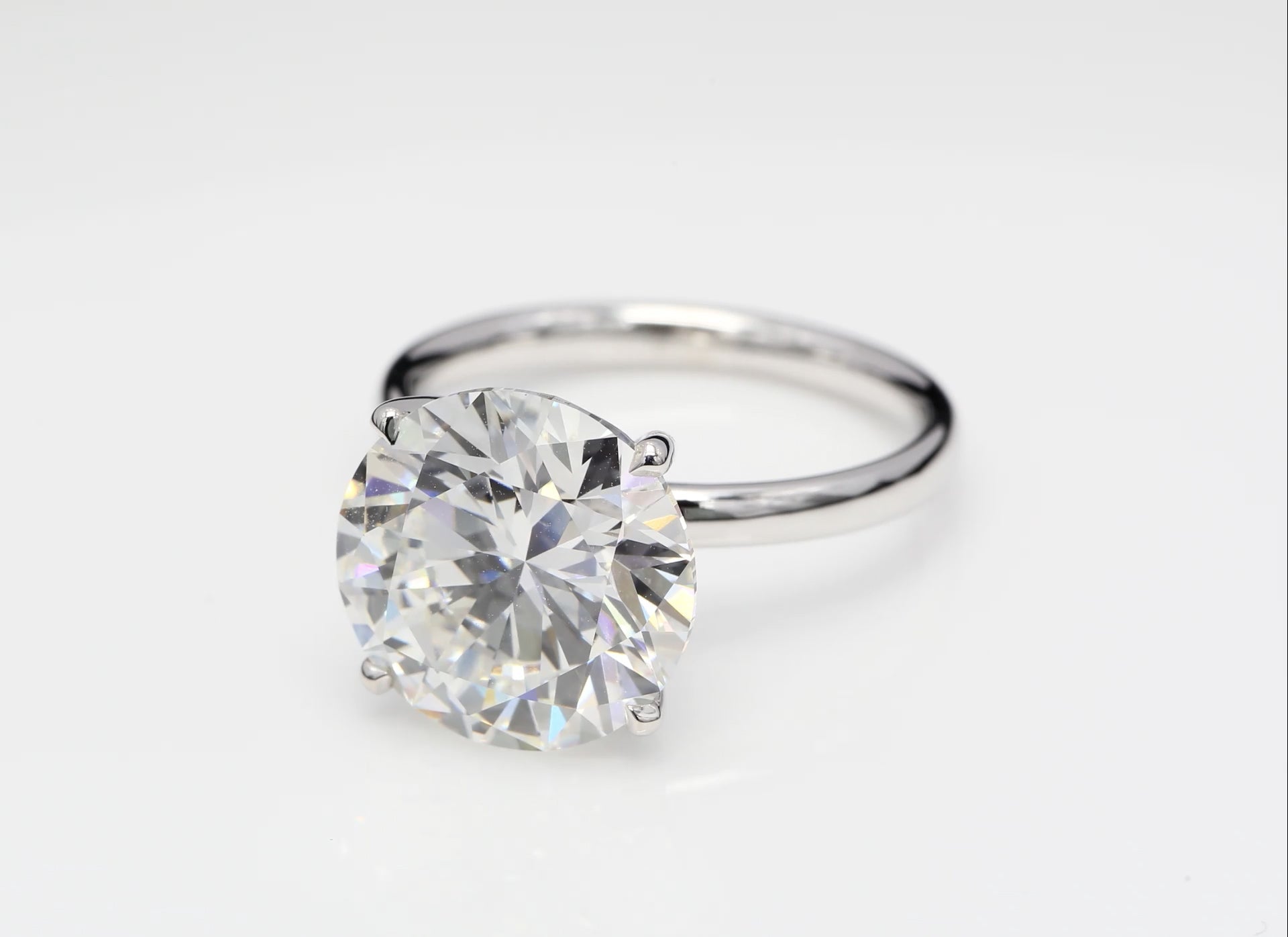 Diamantring i 18k vitguld med en 7 ct briljantslipad labbodlad diamant i solitär infattning.