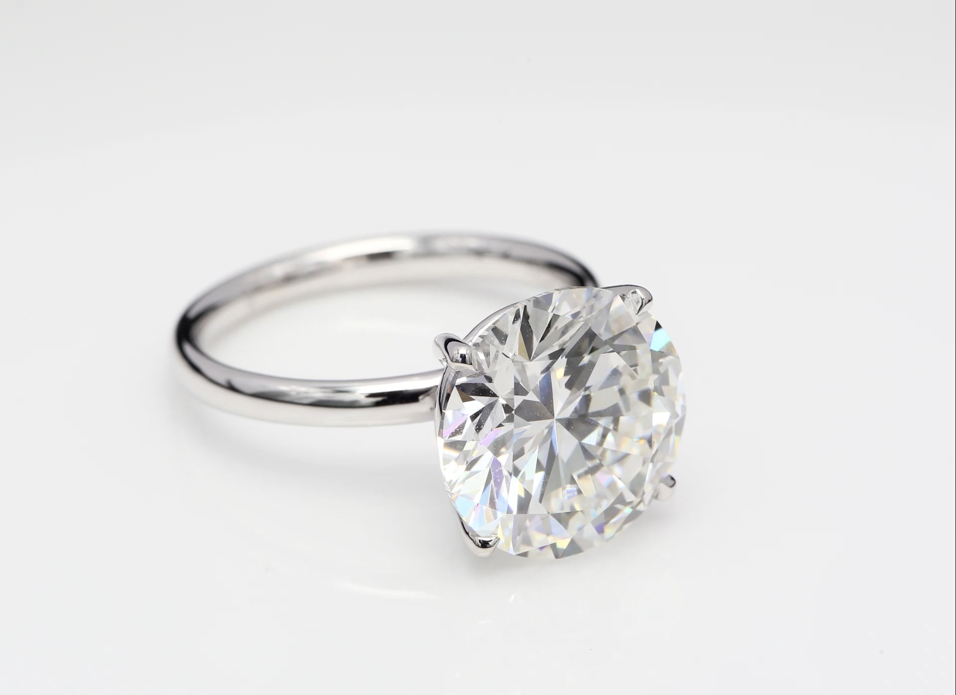 Diamantring i 18k vitguld med en 7 ct briljantslipad labbodlad diamant i solitär infattning.