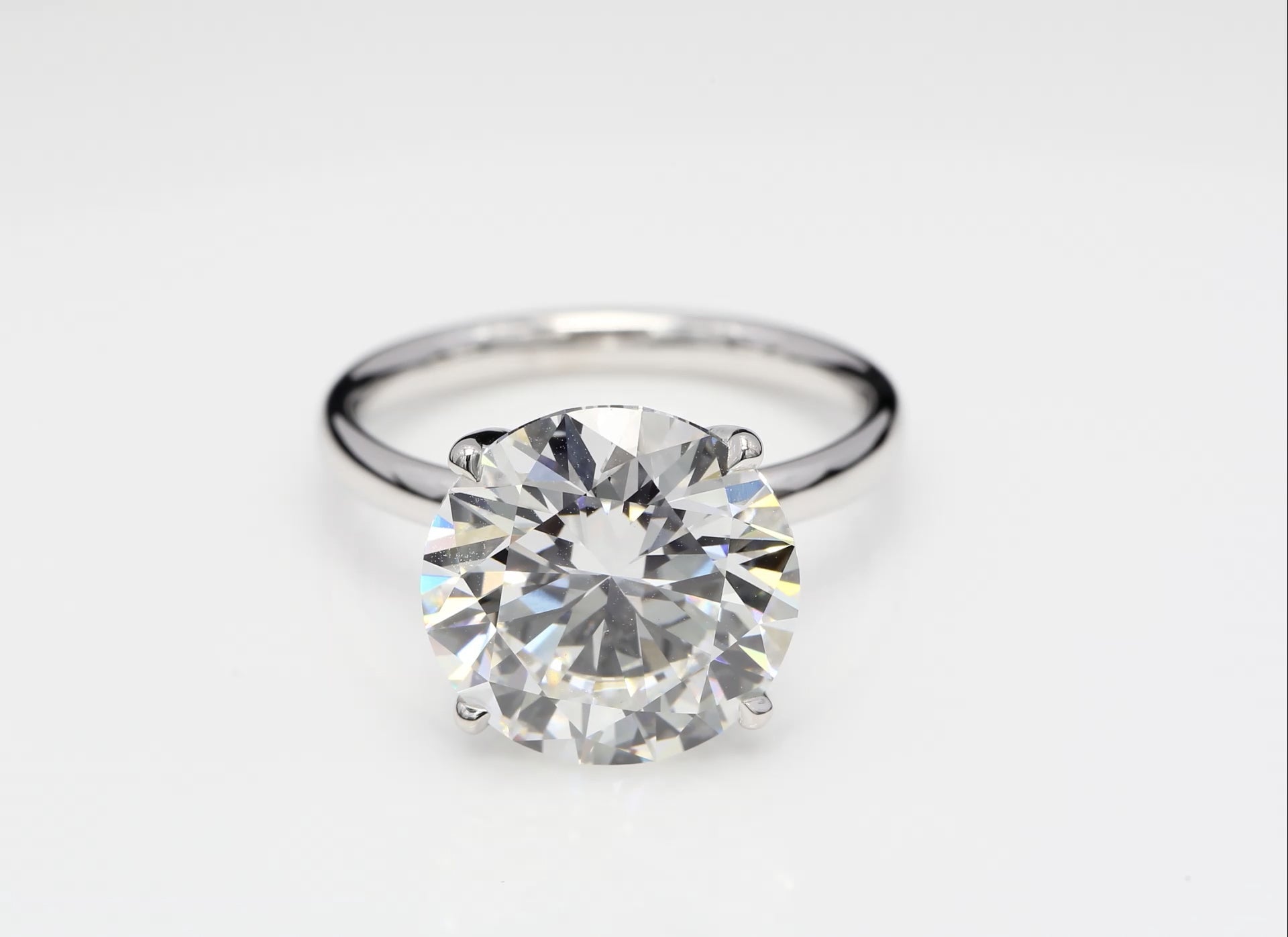 Diamantring i 18k vitguld med en 7 ct briljantslipad labbodlad diamant i solitär infattning.