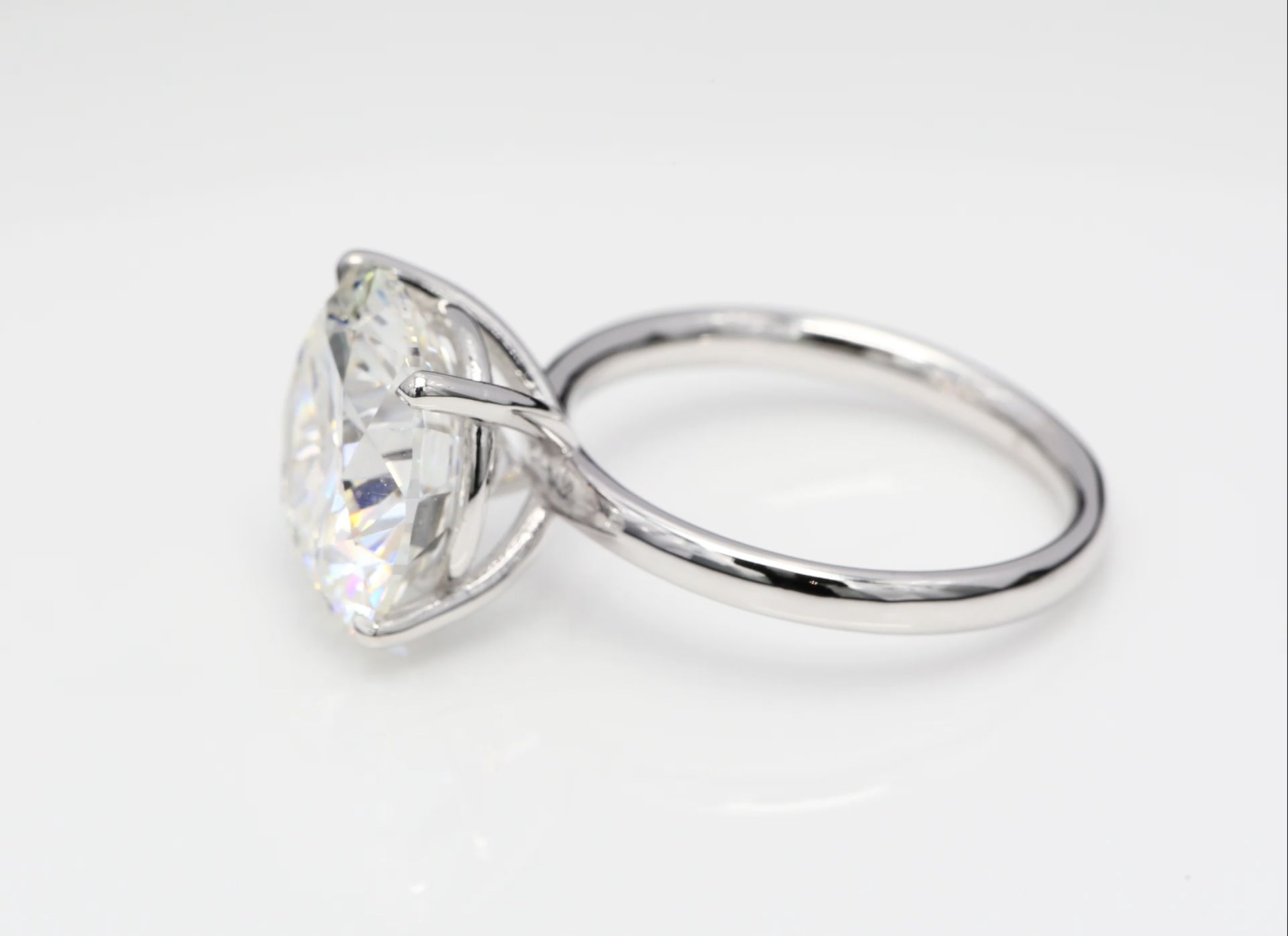 Diamantring i 18k vitguld med en 7 ct briljantslipad labbodlad diamant i solitär infattning.