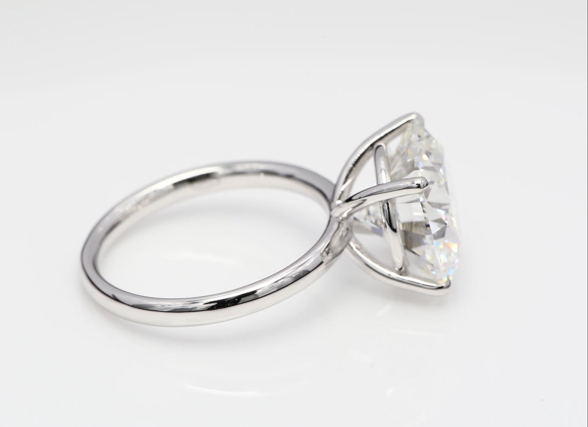 Diamantring i 18k vitguld med en 7 ct briljantslipad labbodlad diamant i solitär infattning.