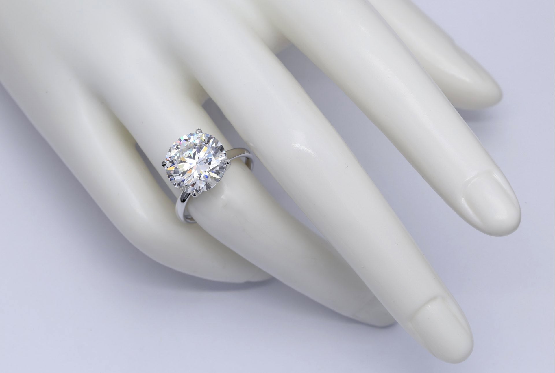 Diamantring i 18k vitguld med en 7 ct briljantslipad labbodlad diamant i solitär infattning.