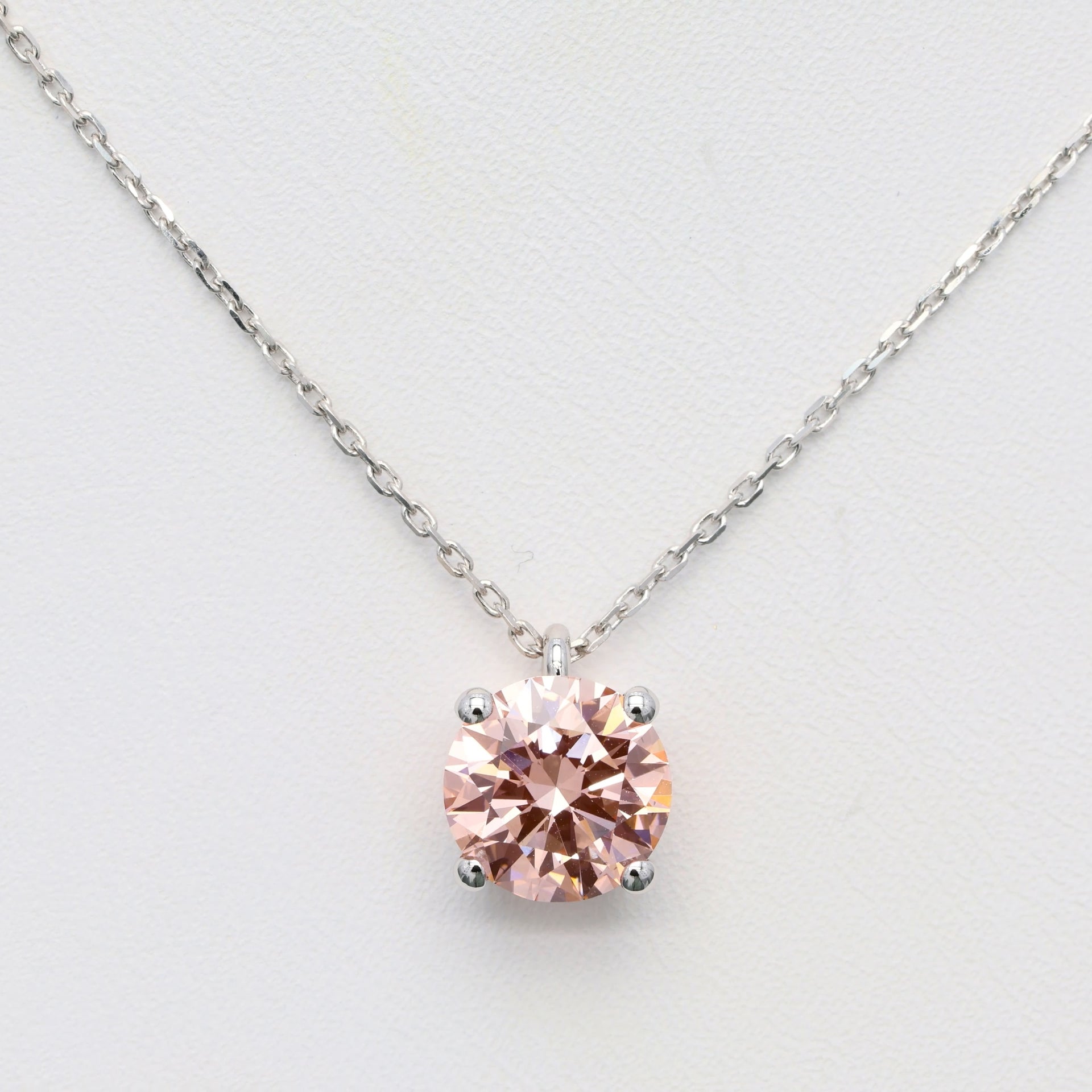 Diamanthalsband i 18k vitguld med en 2 ct rosa briljantslipad labbodlad diamant i solitär infattning.