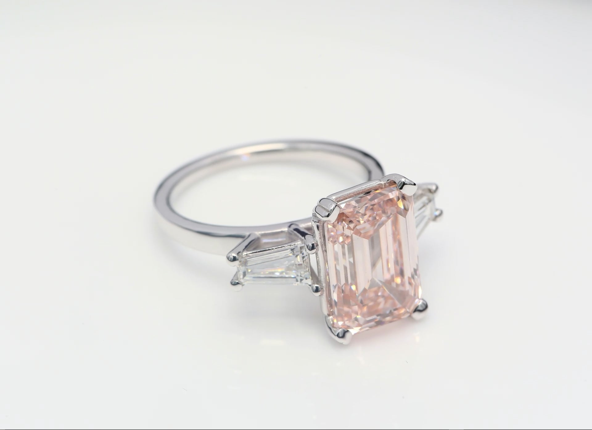 5.00 CT (ROSA SMARAGD) TRESTENSDIAMANTRING