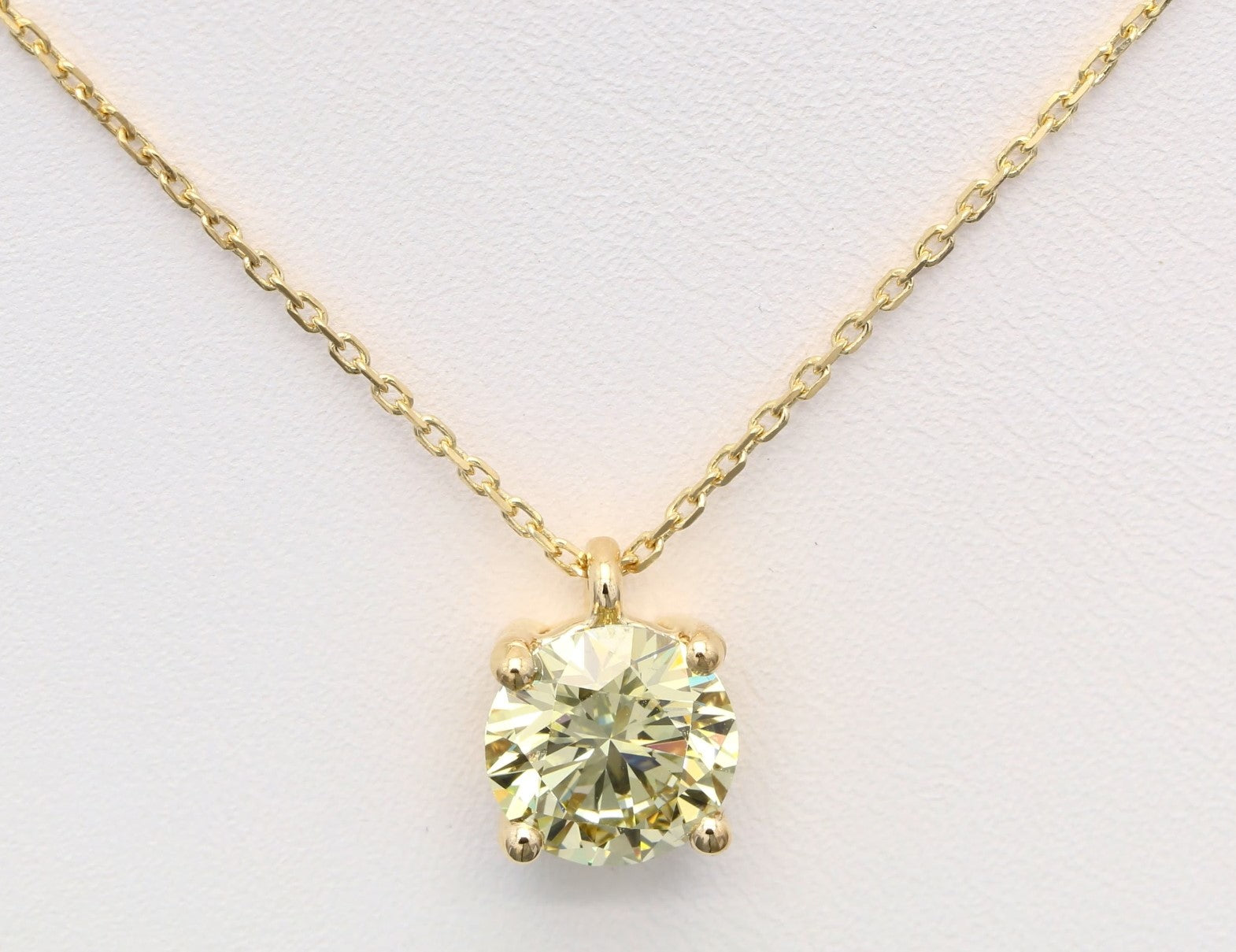 Diamanthalsband i 18k roséguld med en 2 ct gul briljantslipad labbodlad diamant i solitär infattning.