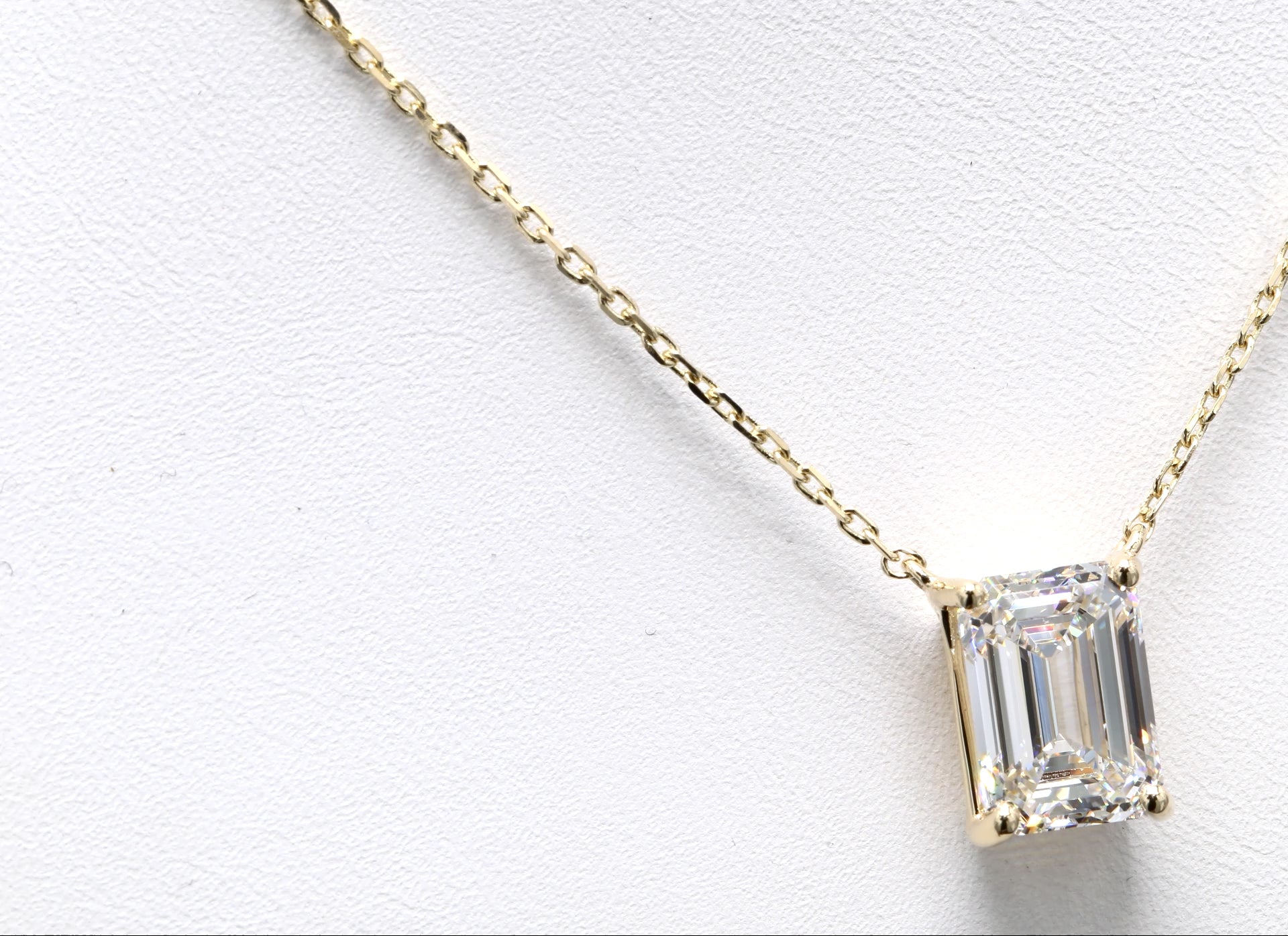 Diamanthalsband i 18k gult guld med en 3 ct smaragdslipad labbodlad diamant i solitär infattning.