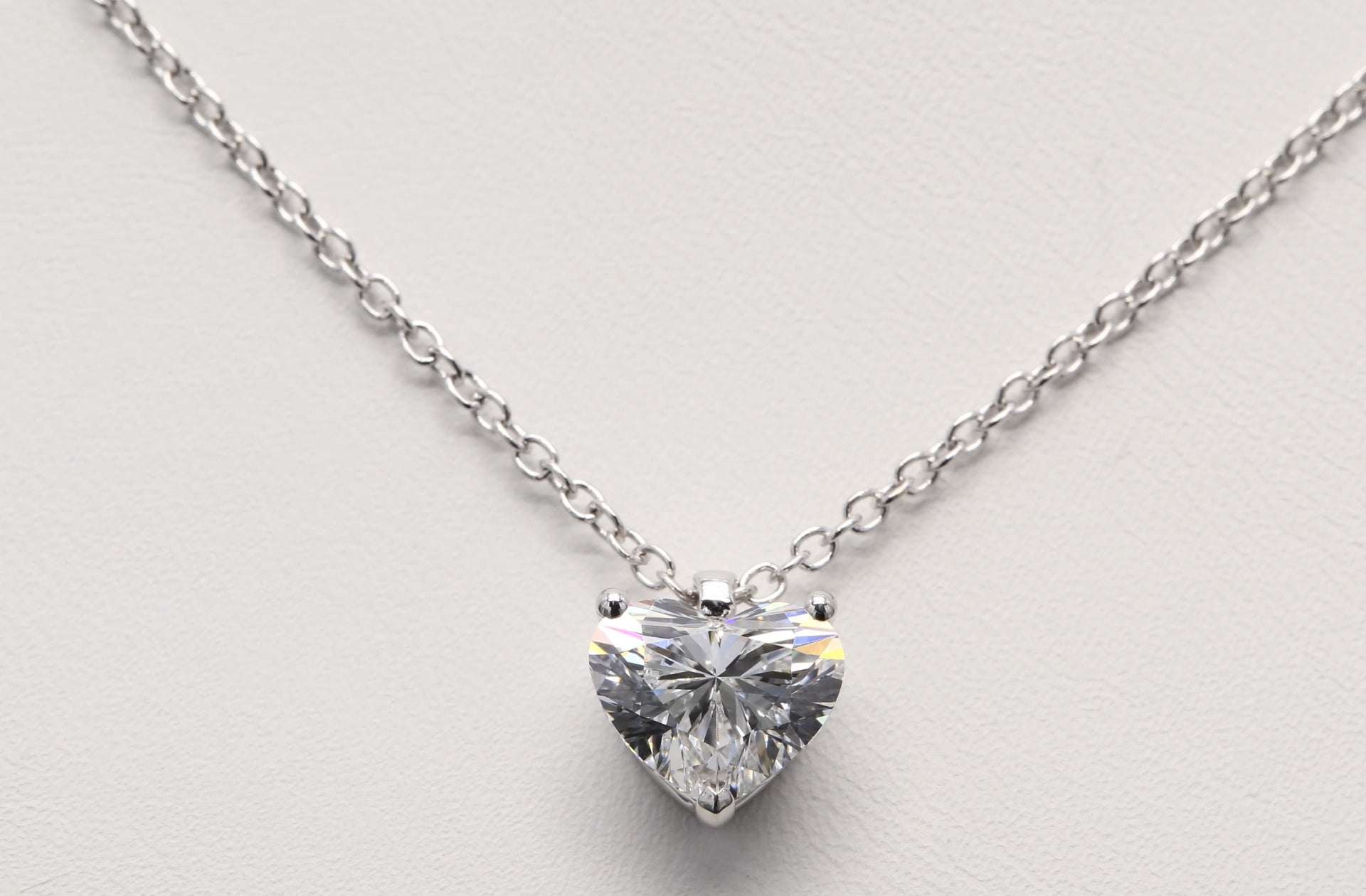 Diamanthalsband i 18k vitguld med en 2 ct hjärtslipad labbodlad diamant i solitär infattning.