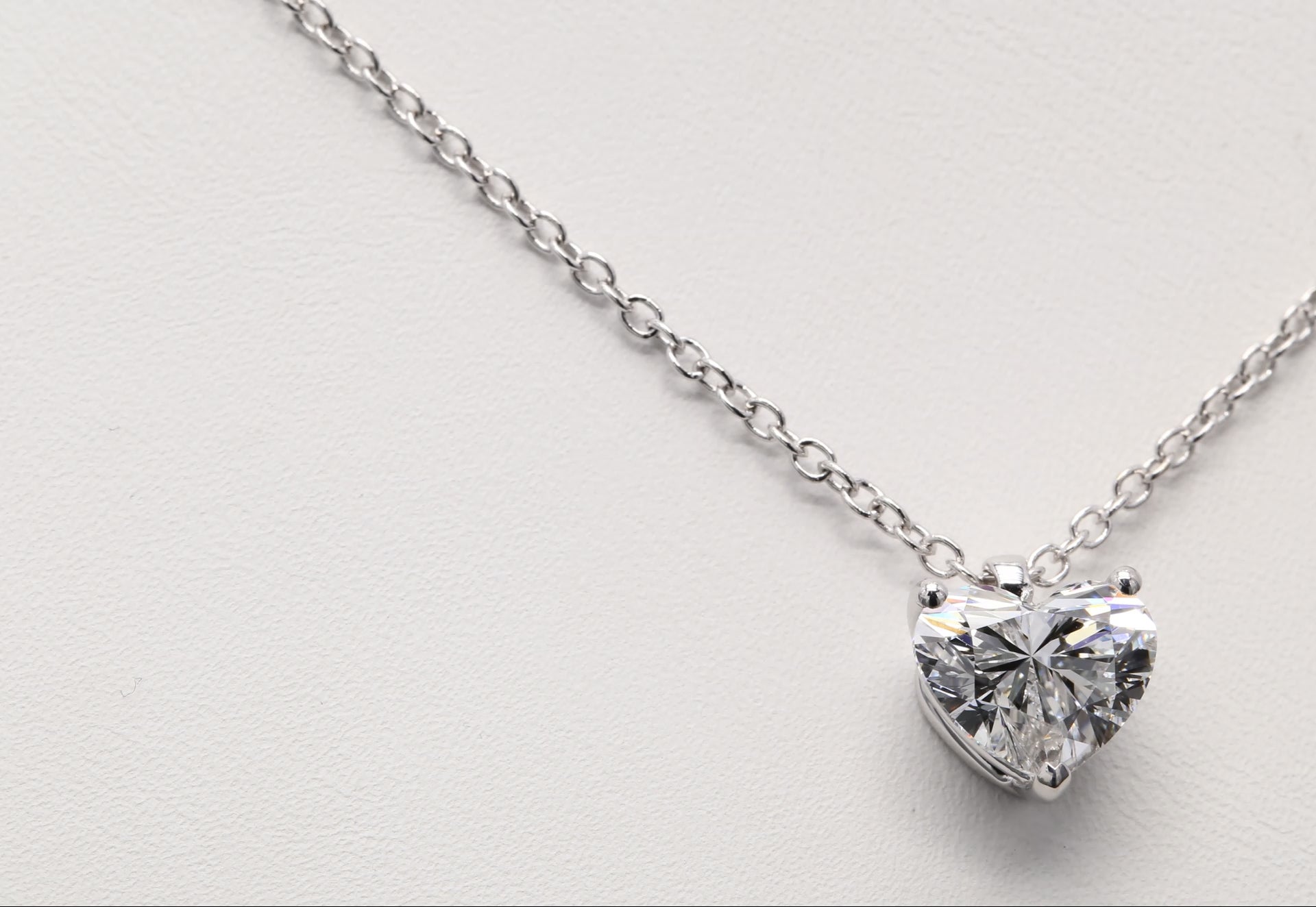 Diamanthalsband i 18k vitguld med en 2 ct hjärtslipad labbodlad diamant i solitär infattning.