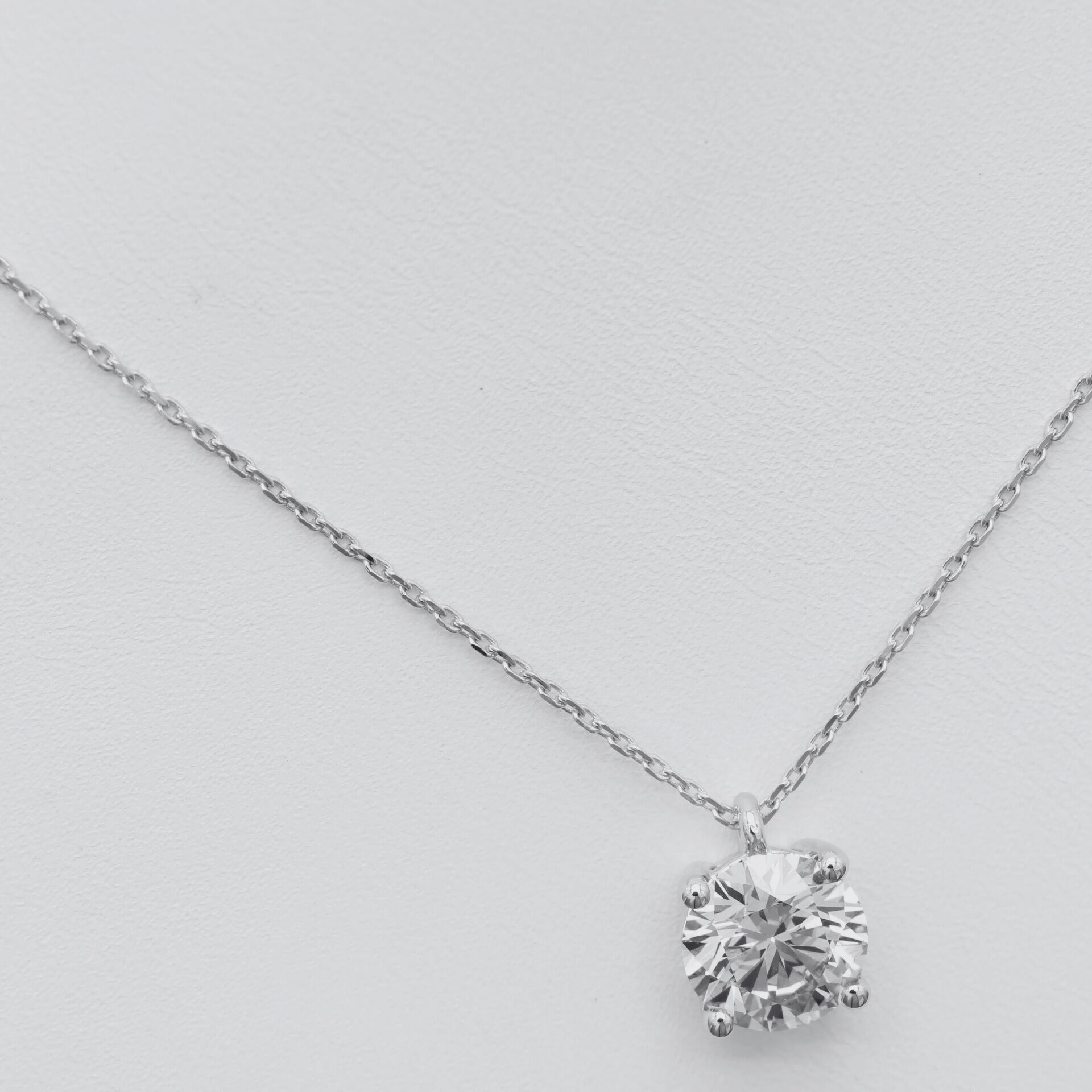 Diamanthalsband i 18k vitguld med en 2 ct briljantslipad labbodlad diamant i solitär infattning.