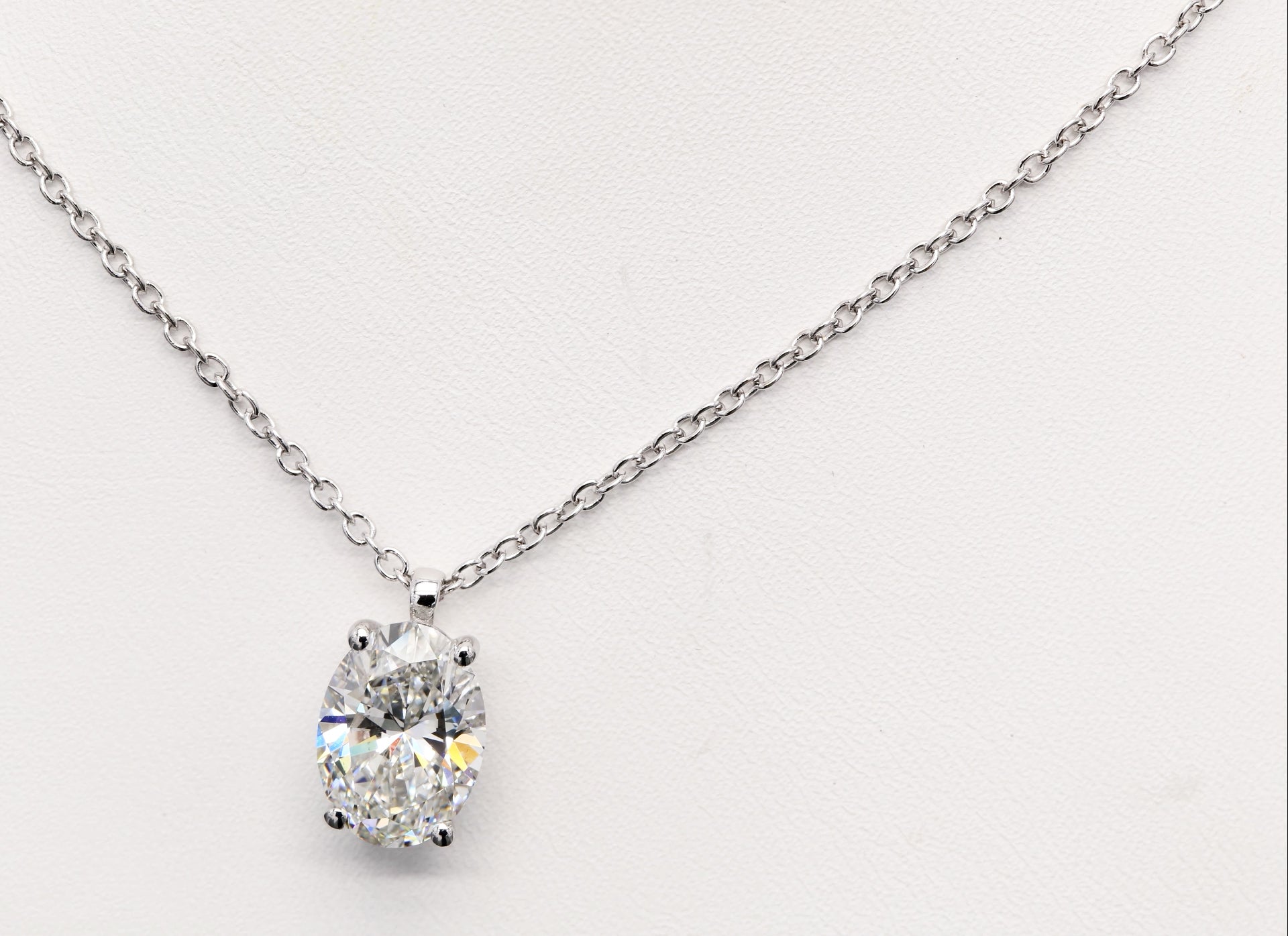 Diamanthalsband i 18k vitguld med en 3 ct ovalslipad labbodlad diamant i solitär infattning.
