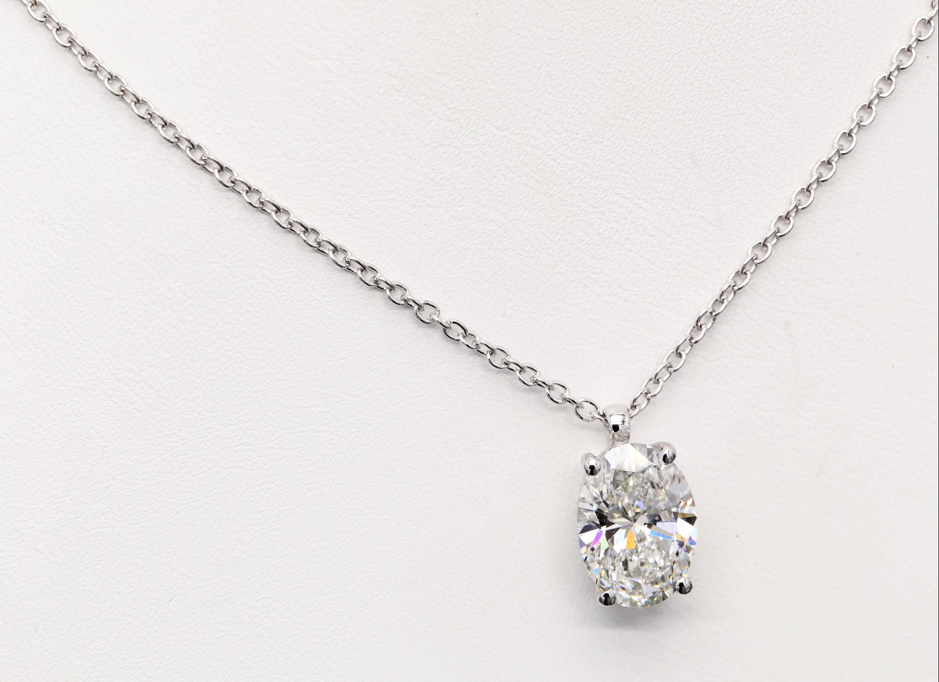 Diamanthalsband i 18k vitguld med en 3 ct ovalslipad labbodlad diamant i solitär infattning.
