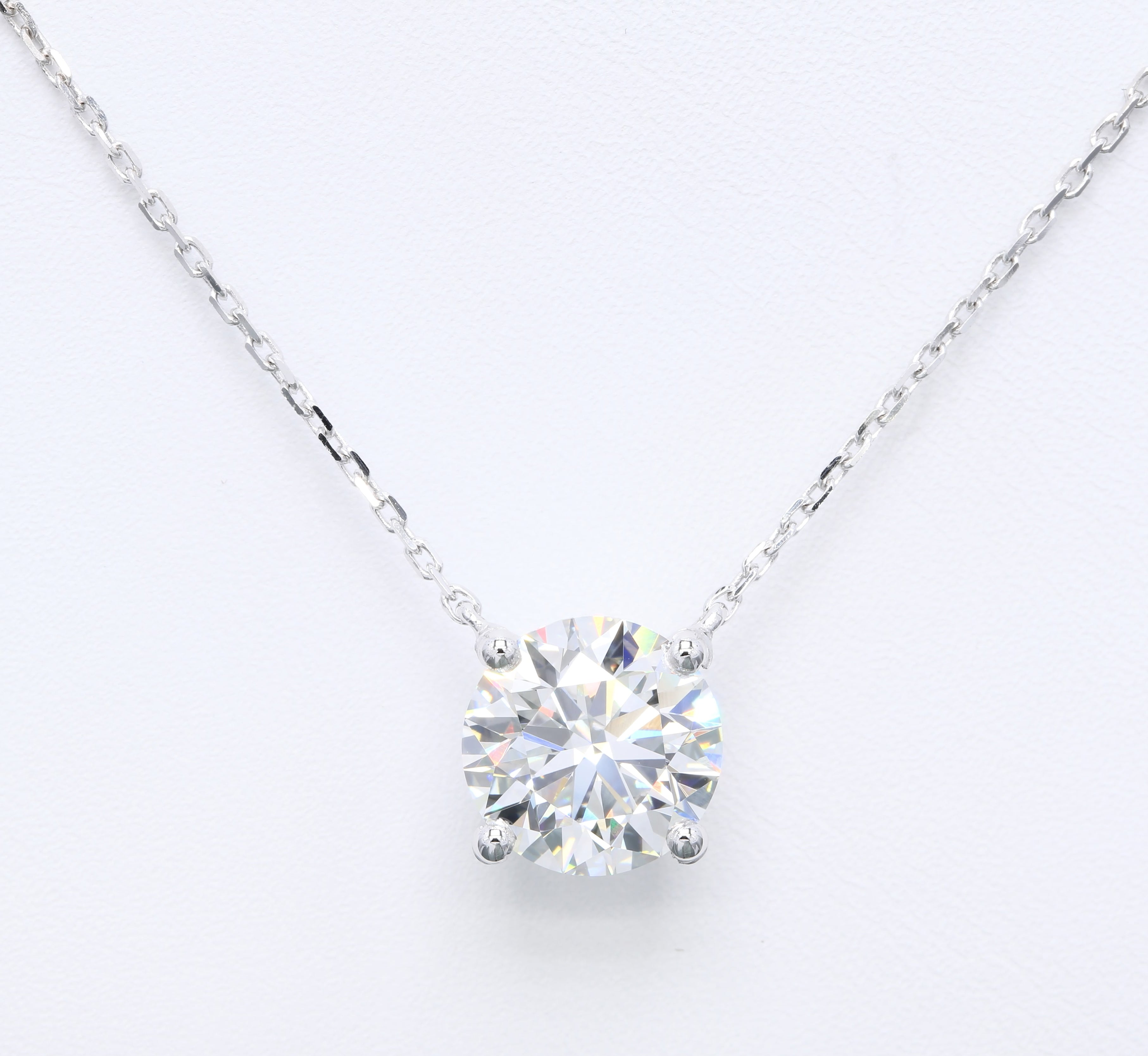 Diamanthalsband i  18k vitguld med en 4 ct briljantslipad labbodlad diamant i solitär infattning.