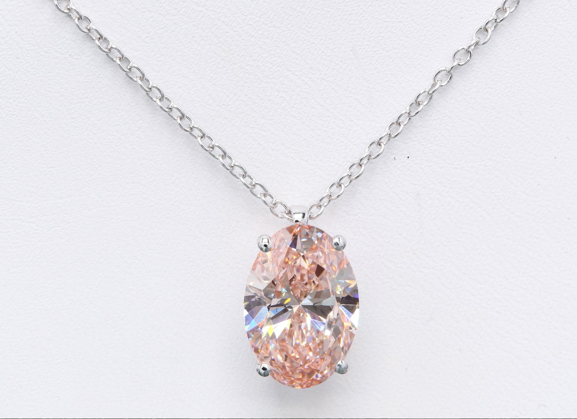 Diamanthalsband i 18k vitguld med en 5 ct rosa ovalslipad labbodlad diamant i solitär infattning.