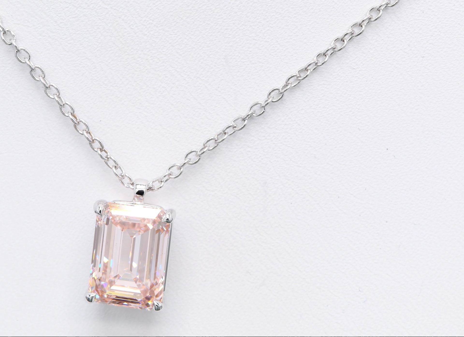 Diamanthalsband i 18k vitguld med en 5 ct rosa smaragdslipad labbodlad diamant i solitär infattning.
