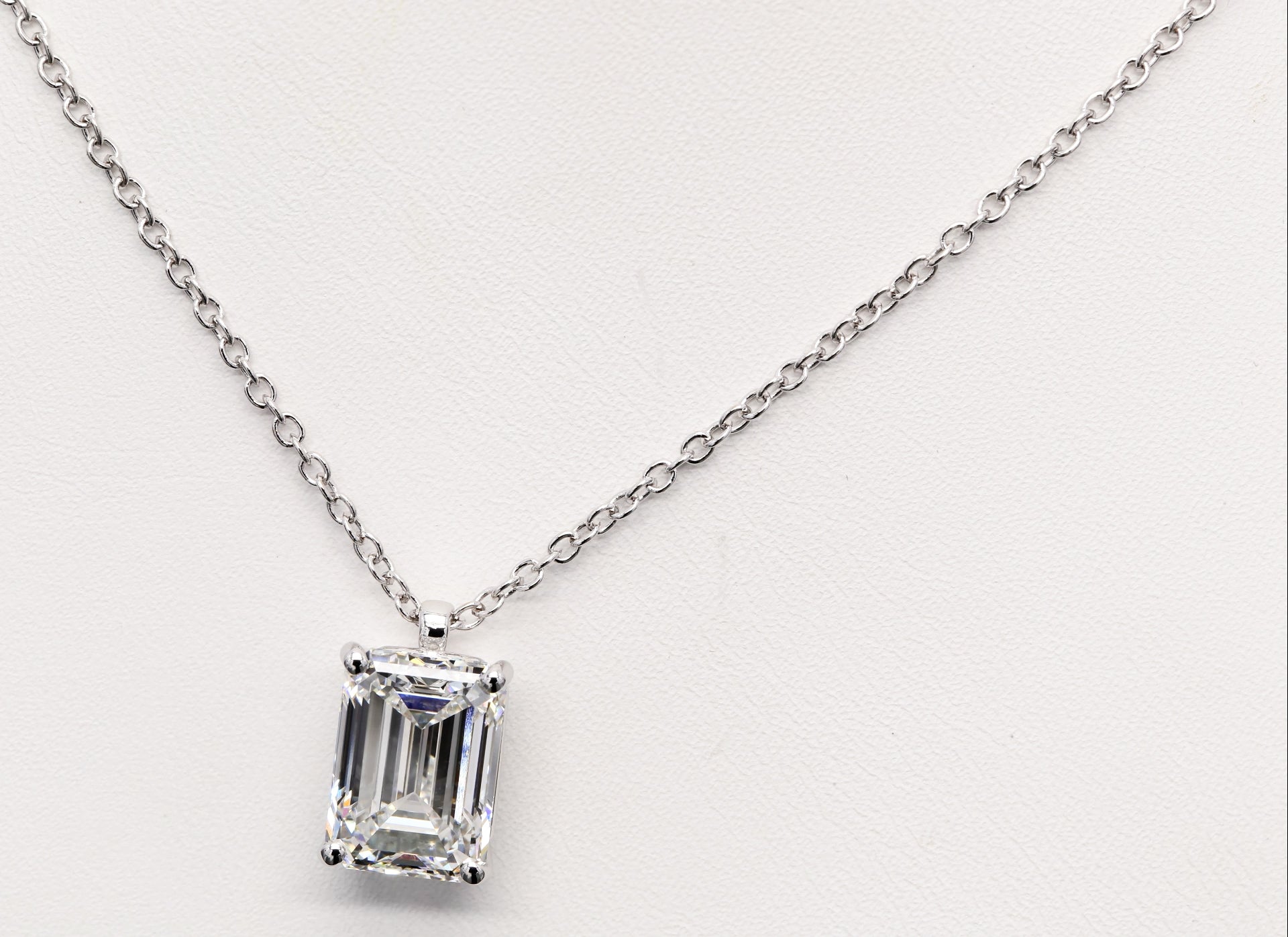 Diamanthalsband i 18k vitguld med en 5 ct smaragdslipad labbodlad diamant i solitär infattning.
